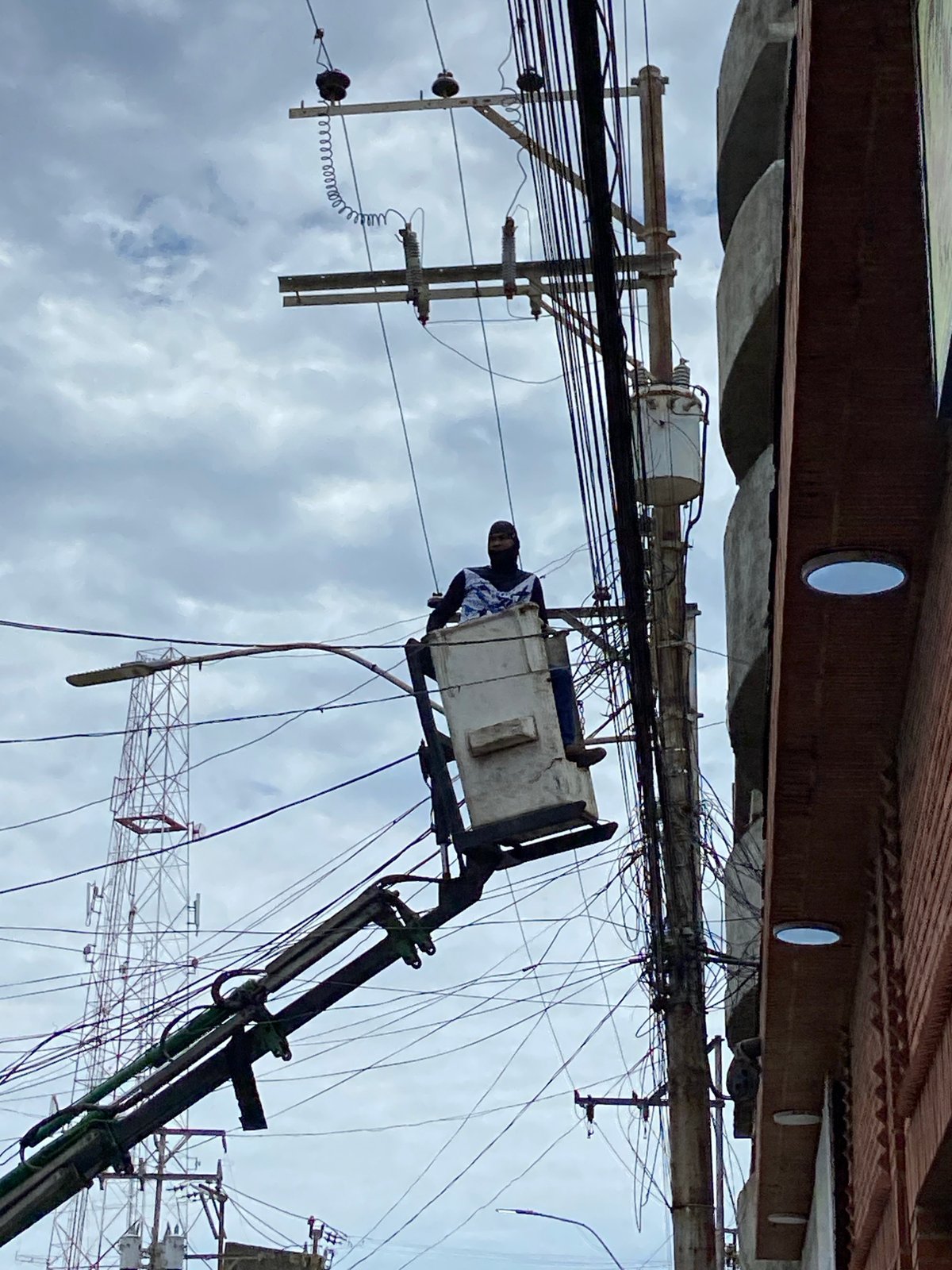 Daily commerce and maintenance activities documented in Higuerote