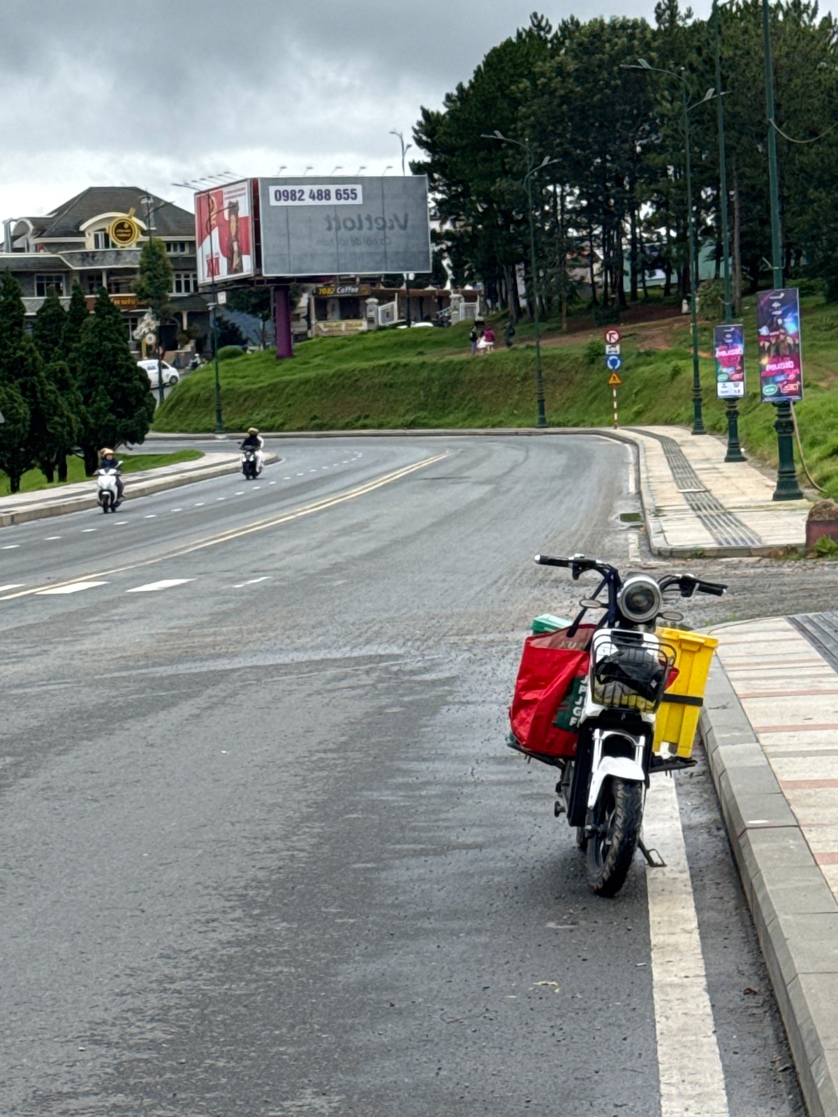 Early morning street life captured across Da Lat