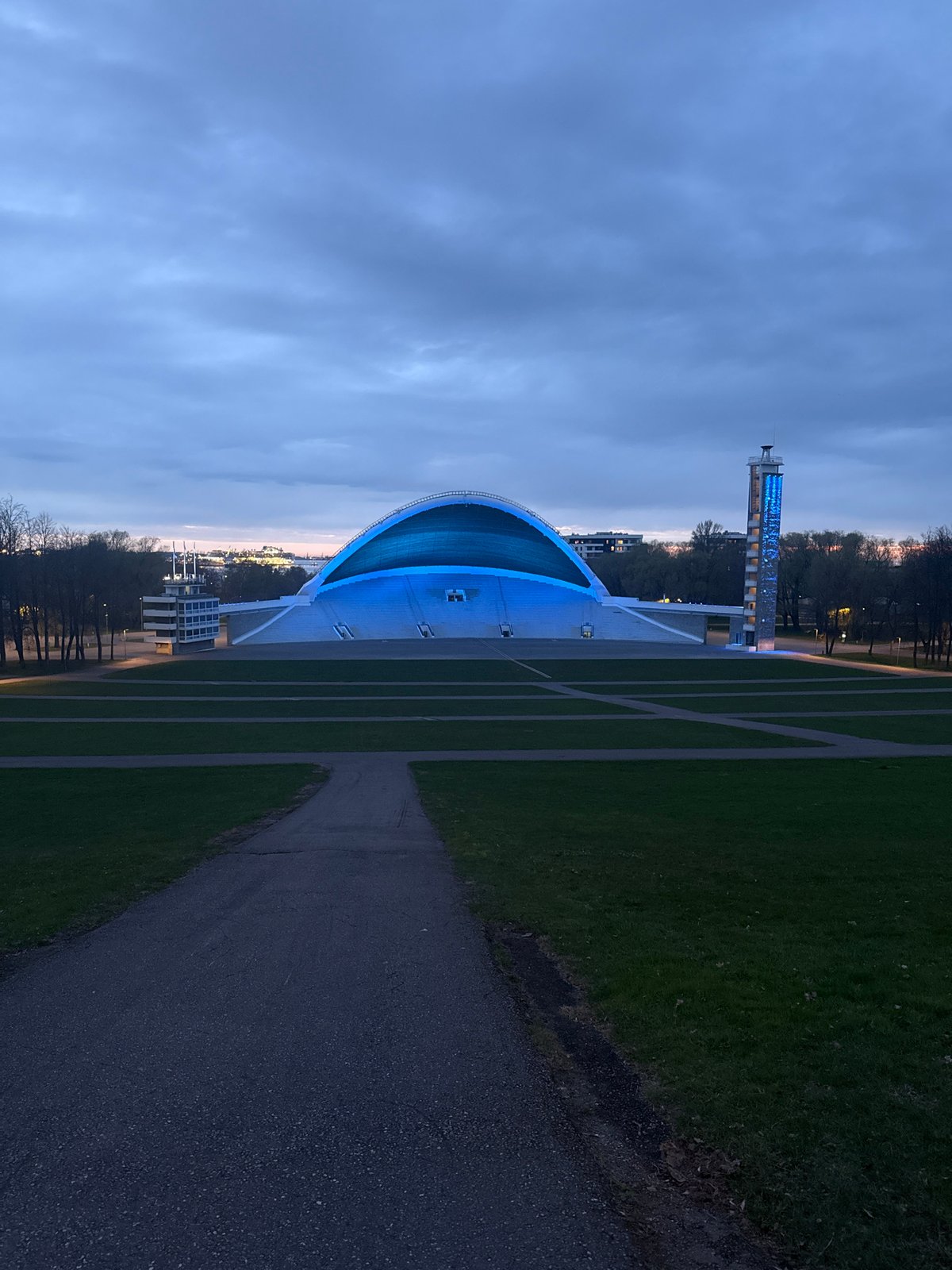 Evening tour captures illuminated Tallinn landmarks and memorials