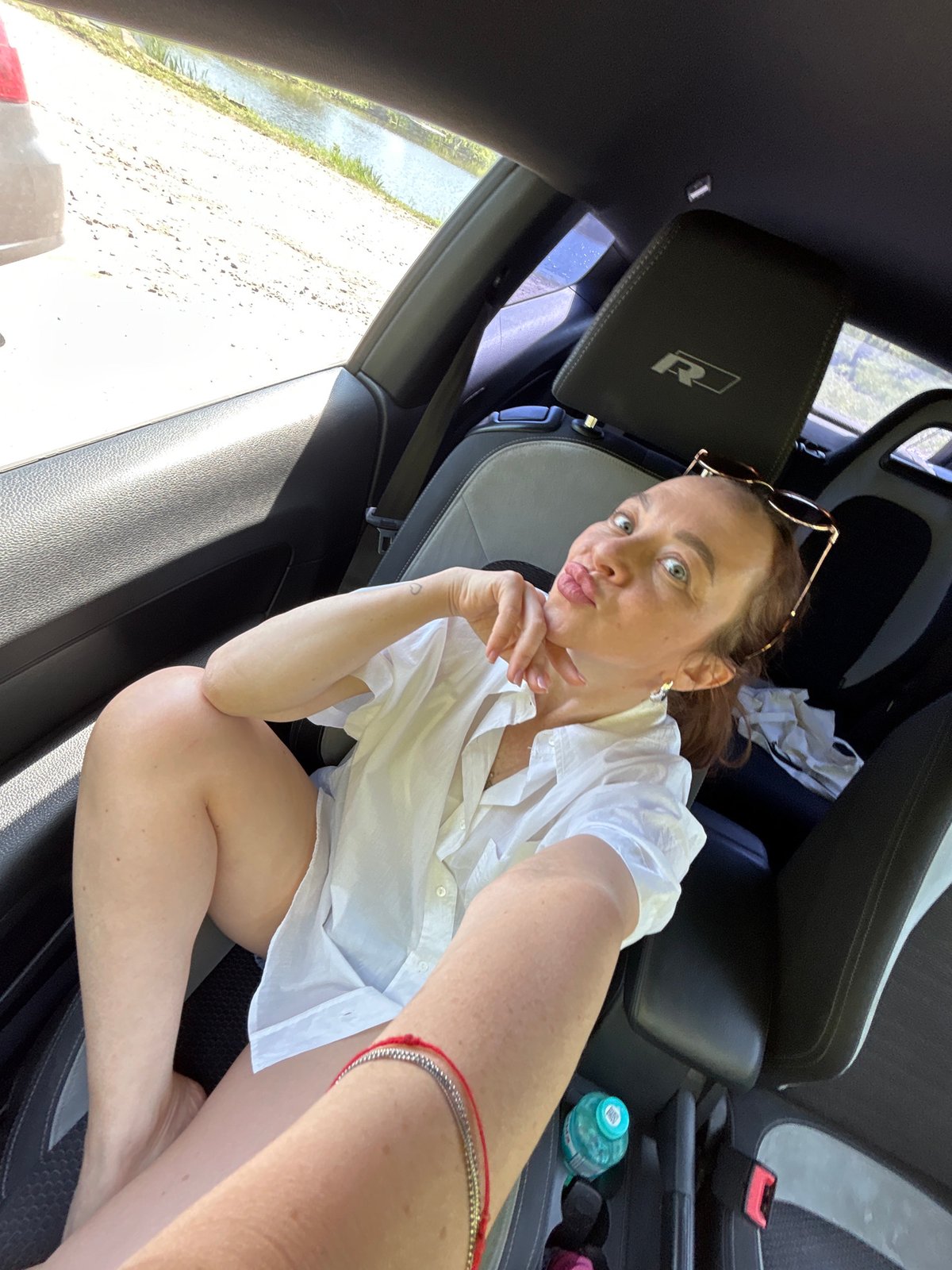 Woman takes selfies in parked car in Votkinsk