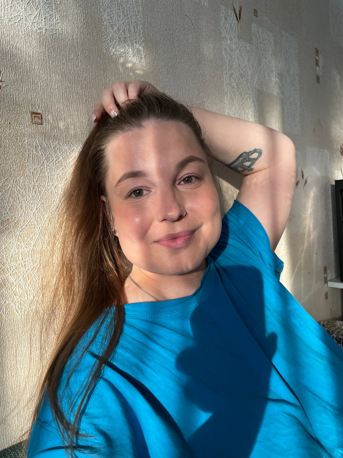 Quiet moments captured in Izhevsk: indoor portraits, golden birches