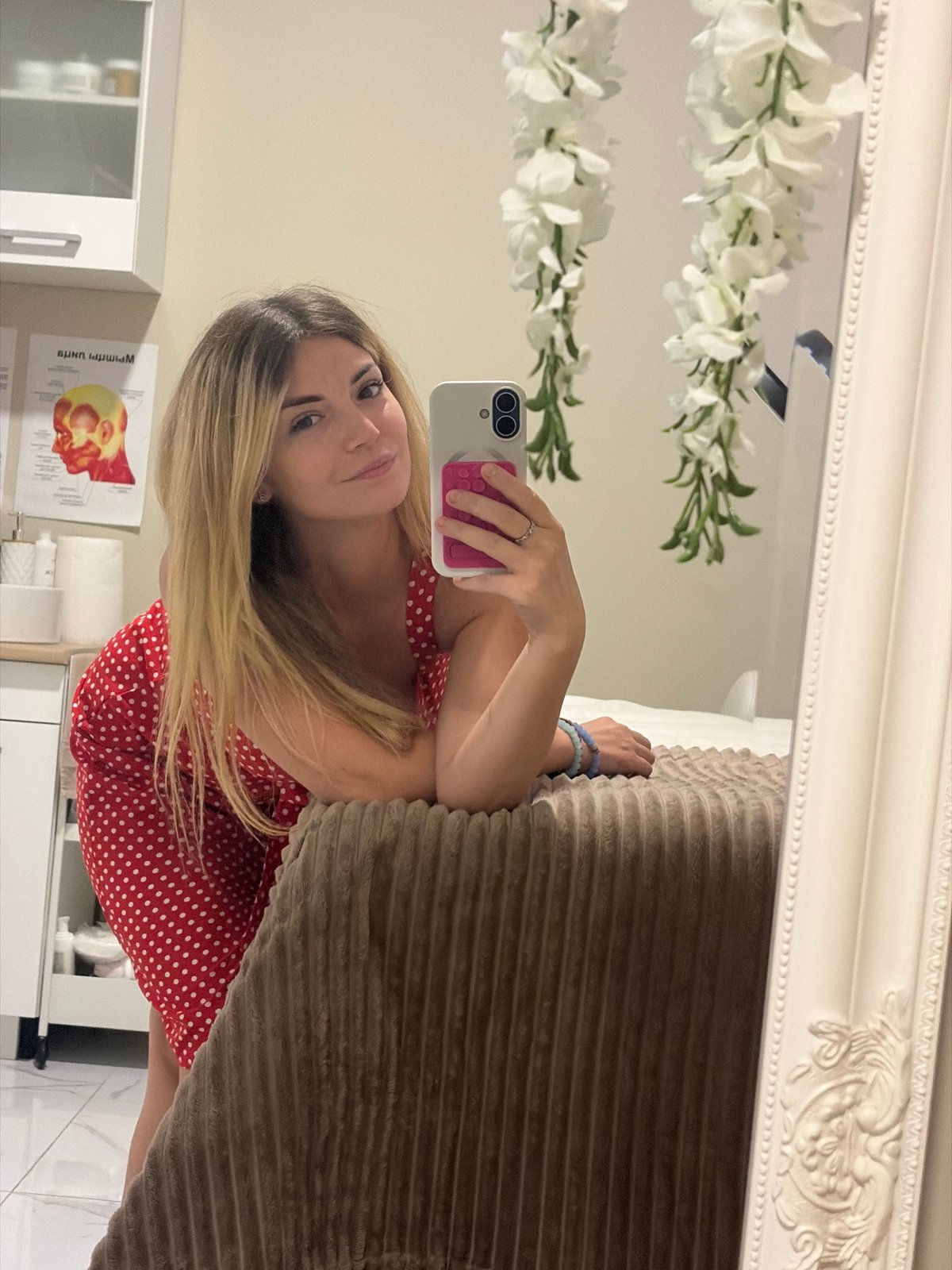 Budva beauty salon: lashes, pedicure, and a mirror selfie