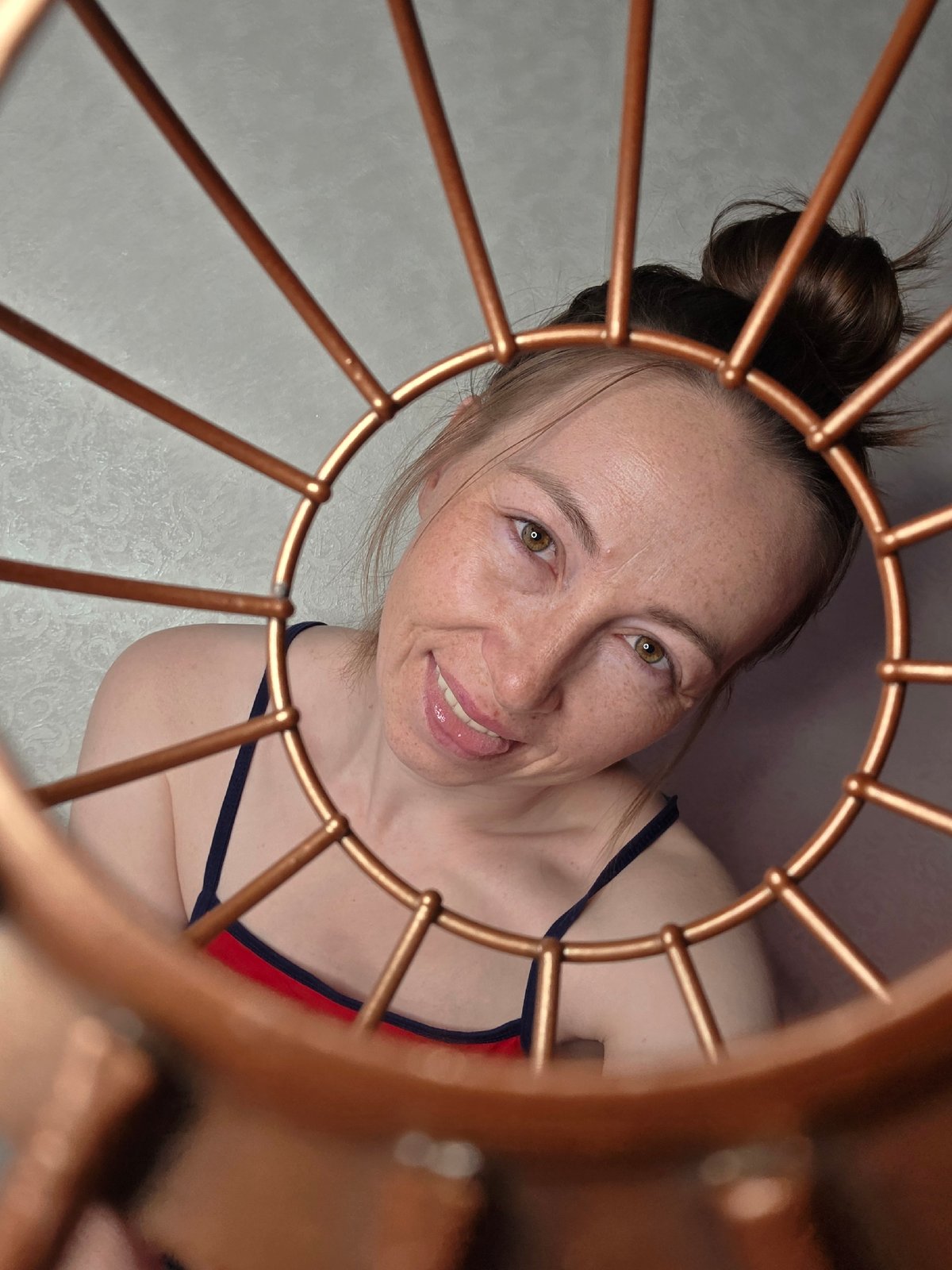 Woman documents morning selfie session in Chaikovsky, Russia