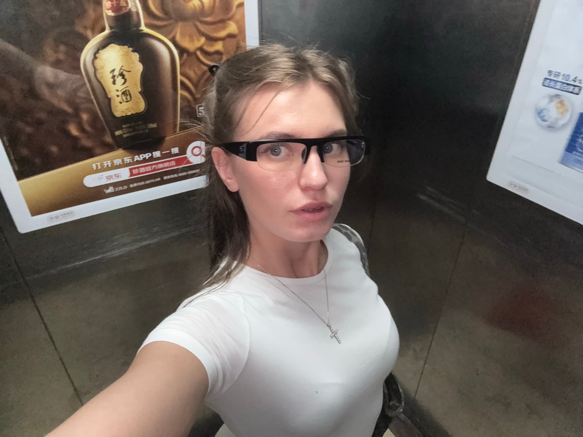 Elevator selfies to Haizhu night streets in seven minutes