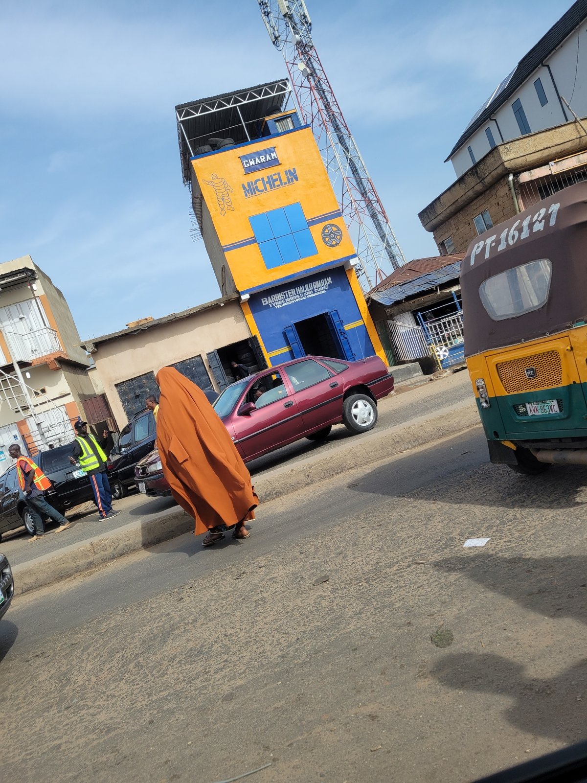 Urban street observations captured over 38 minutes in commercial district
