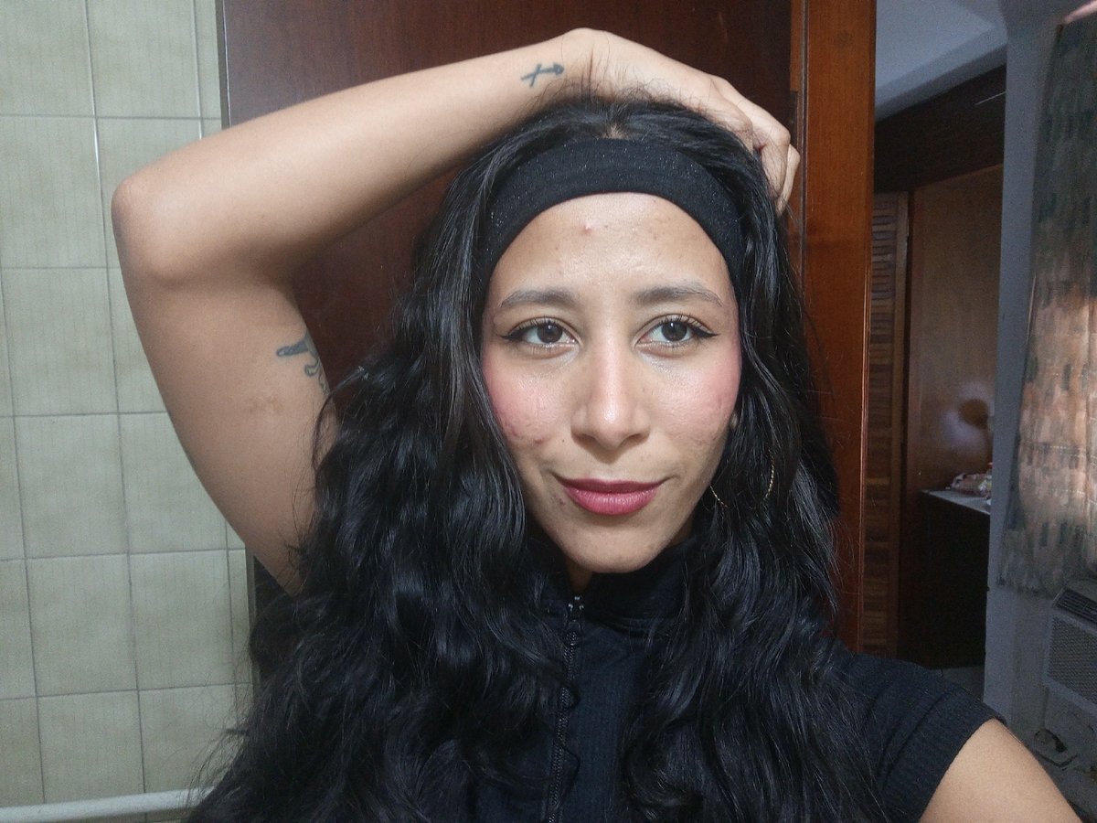 Woman documents beauty routine in Porlamar bathroom selfies