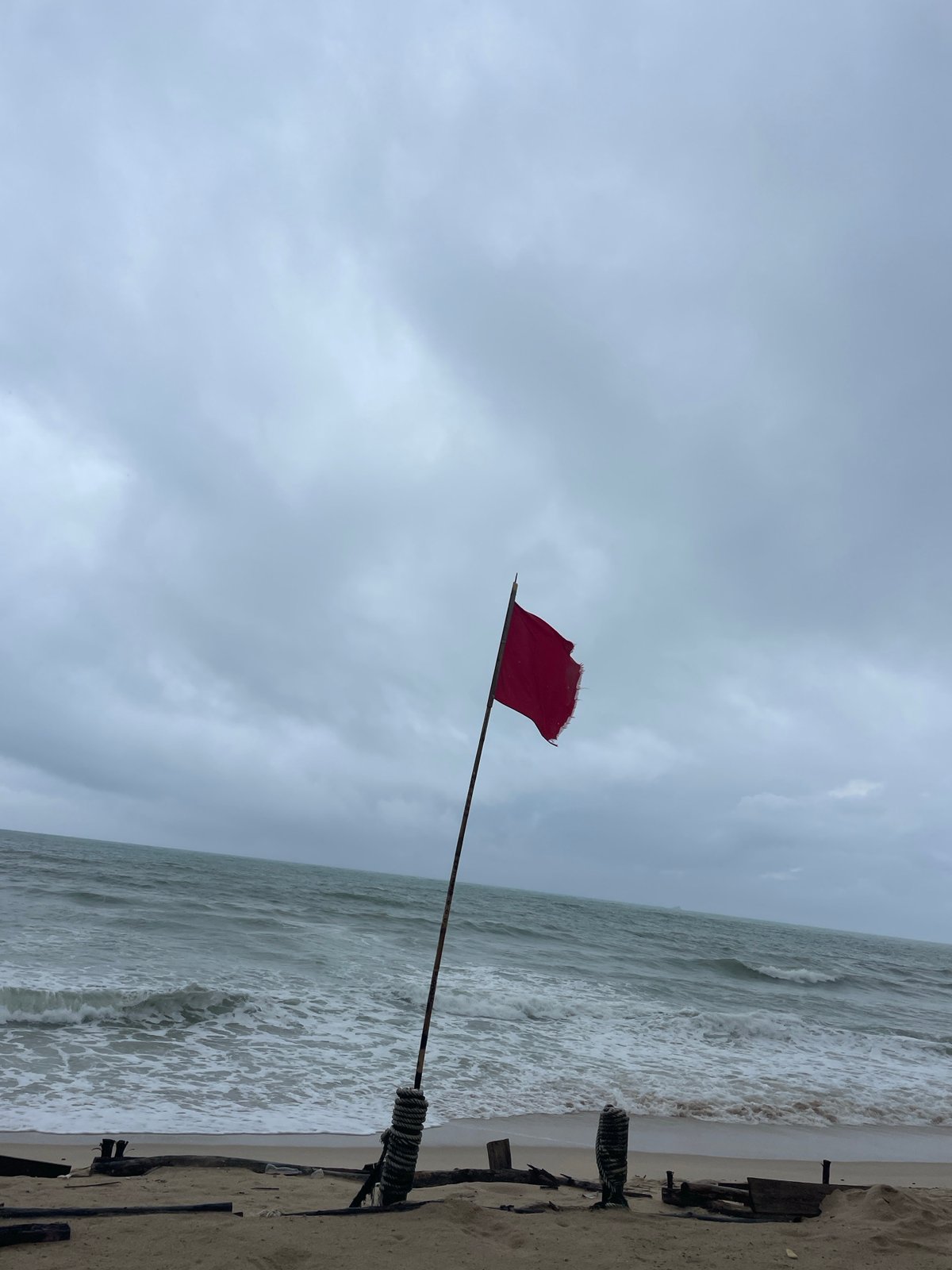 Red warning flag spotted on overcast Choeng Thale beach