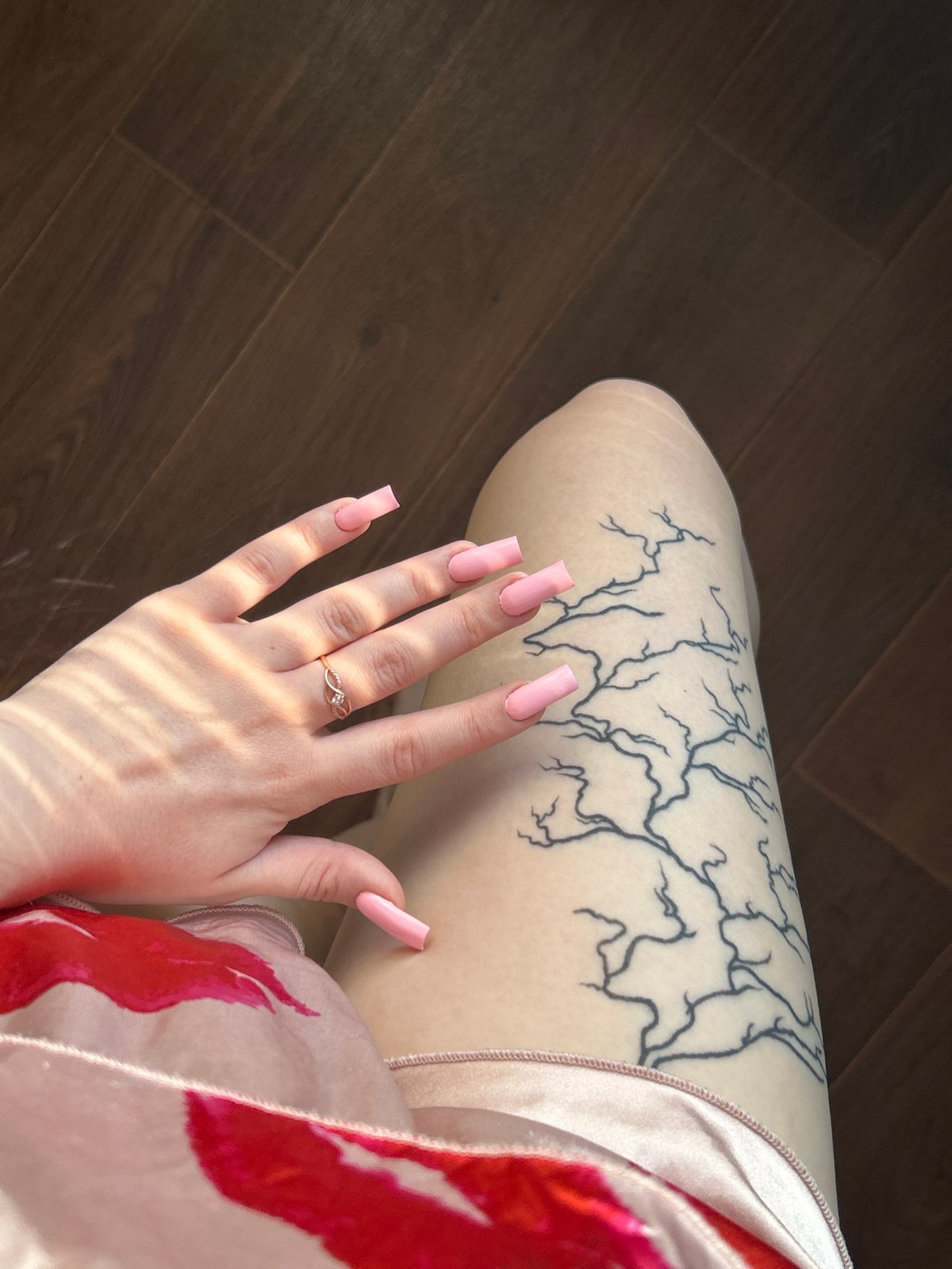 Pink satin and close-up selfies in a morning indoor shoot