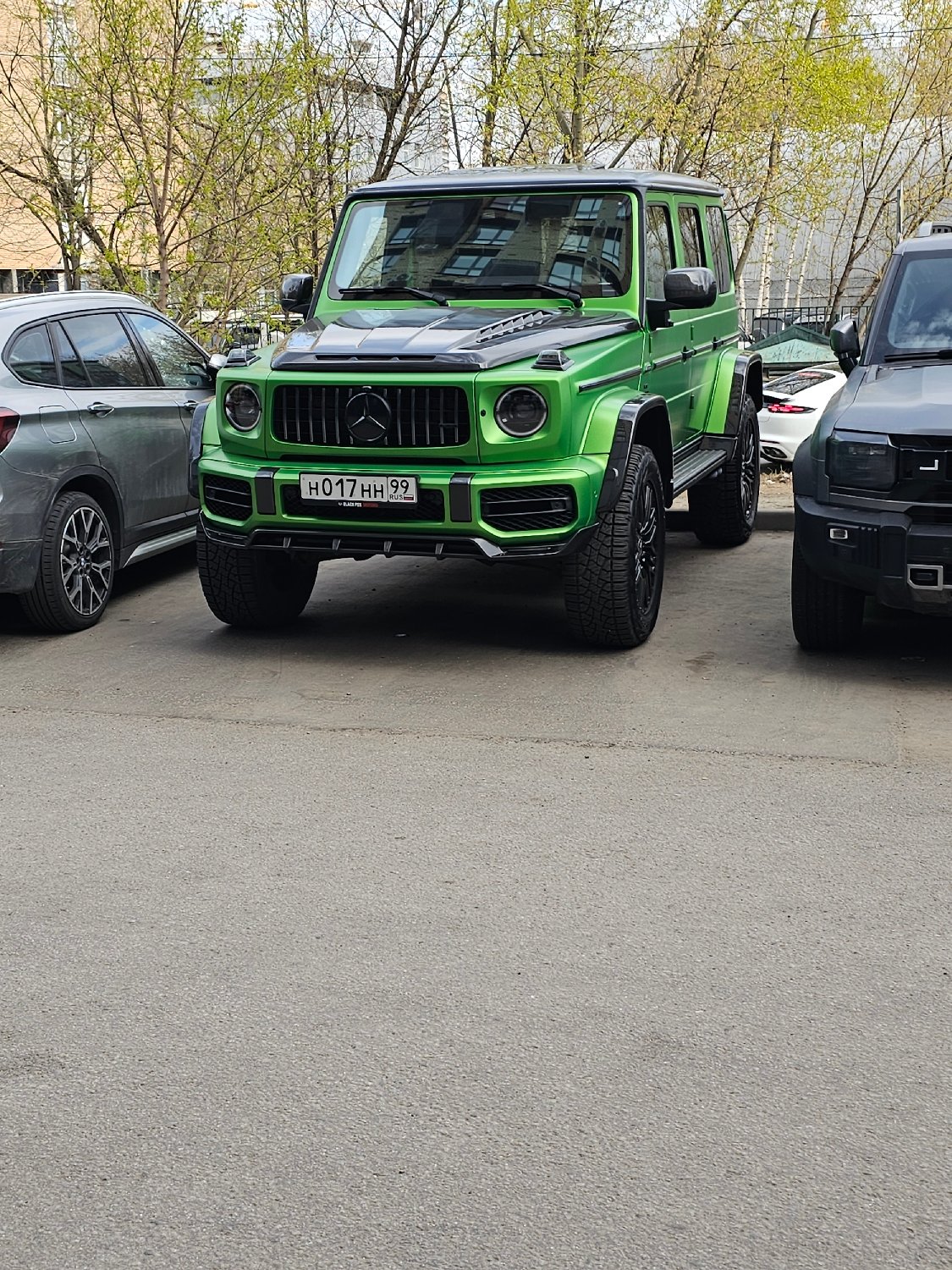 Everyday moments documented across Khimki: car, painting, tulip