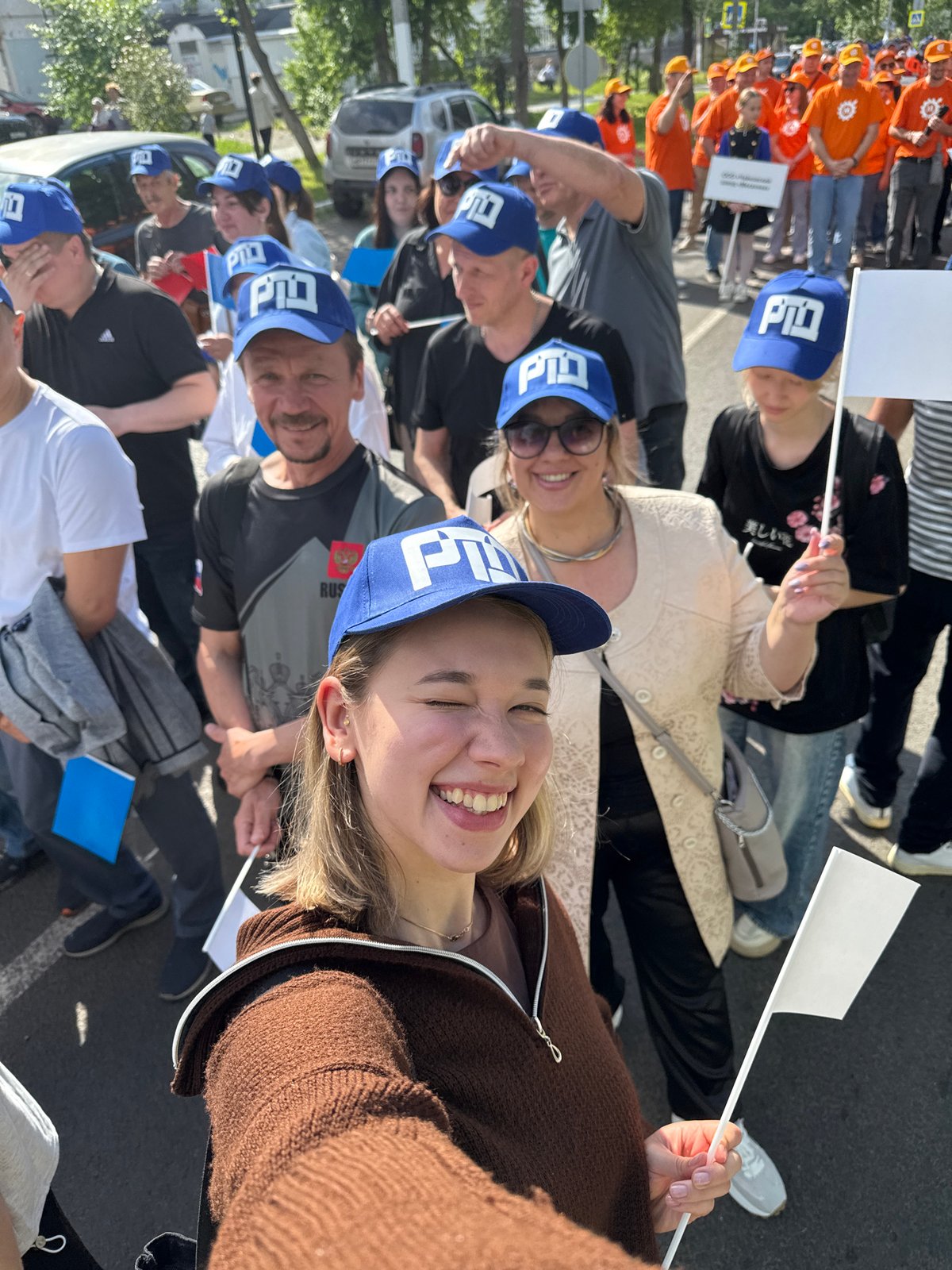 RusHydro workers parade through Chaikovsky with families, flags