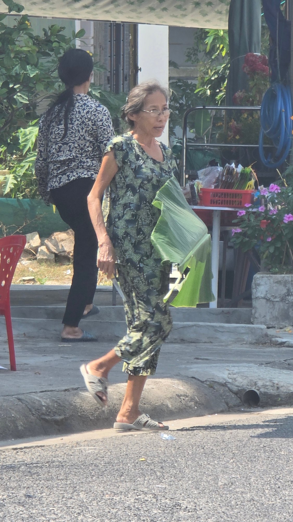 Early morning street life documented in Bắc Nha Trang