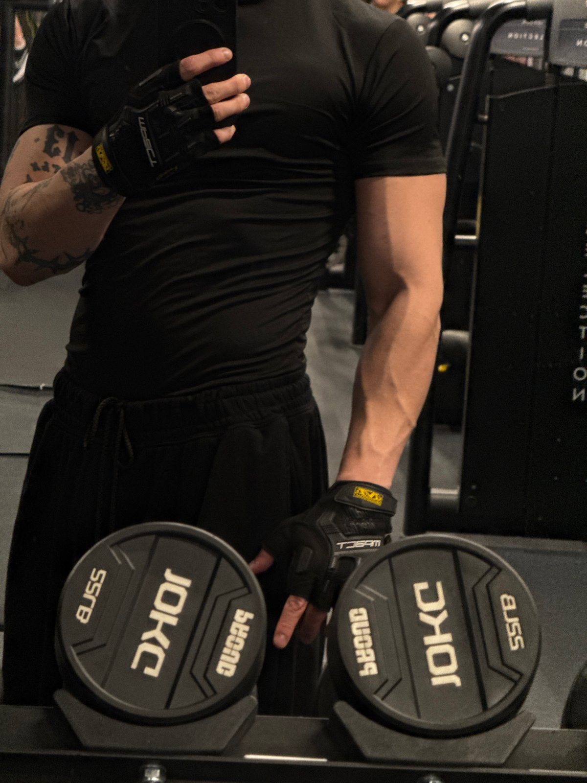 Man takes gym selfie in Sofia fitness center