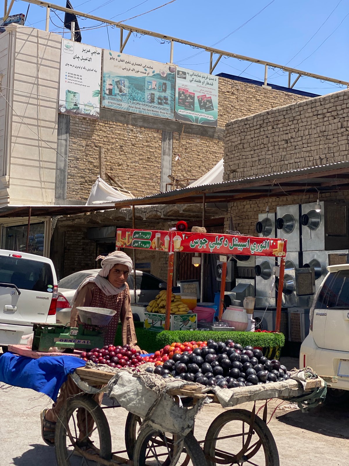 Kandahar street market: fruit stalls and everyday commerce