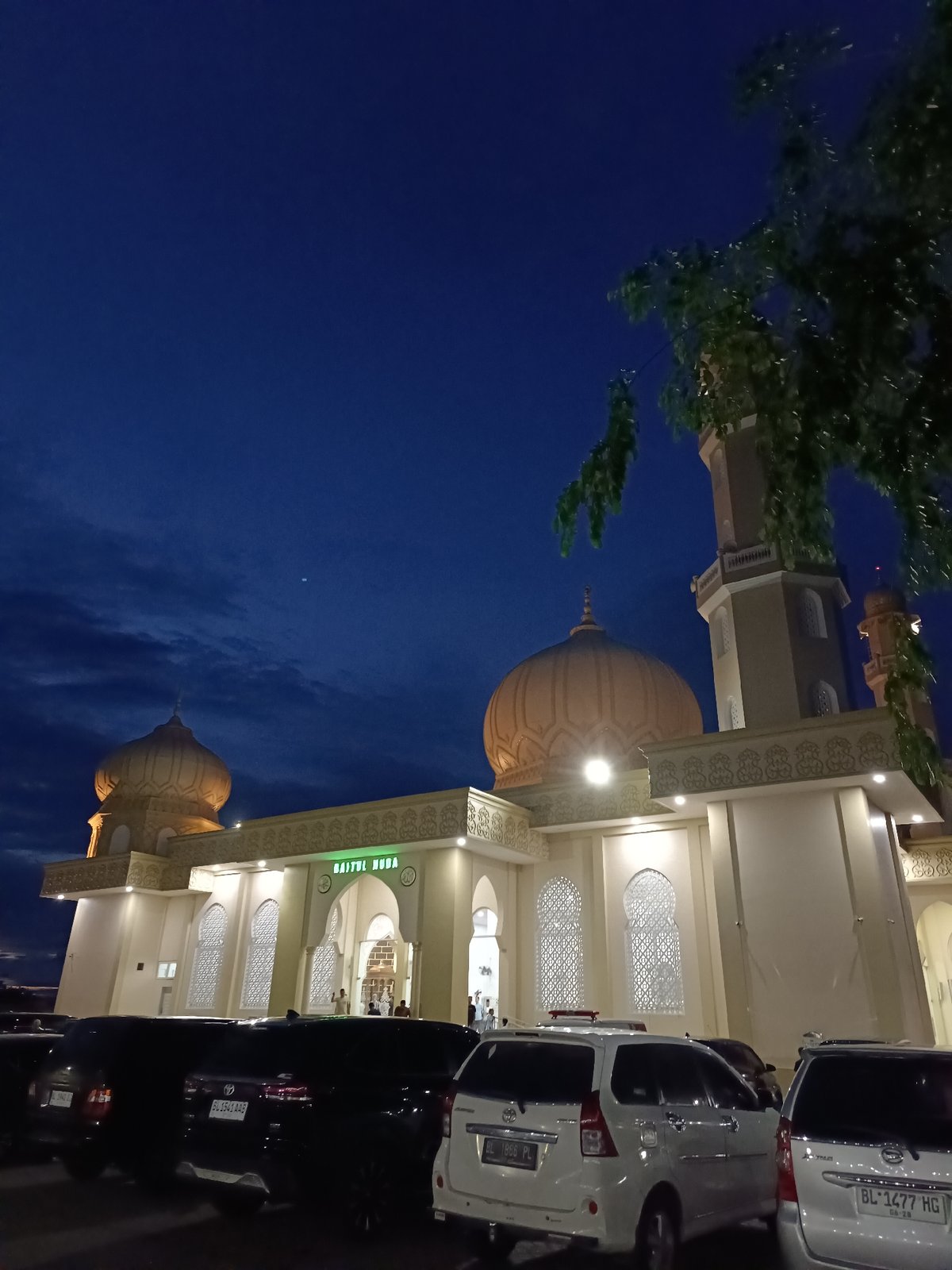 Dusk falls over multiple mosques in Mee Tanjong Usi, Indonesia