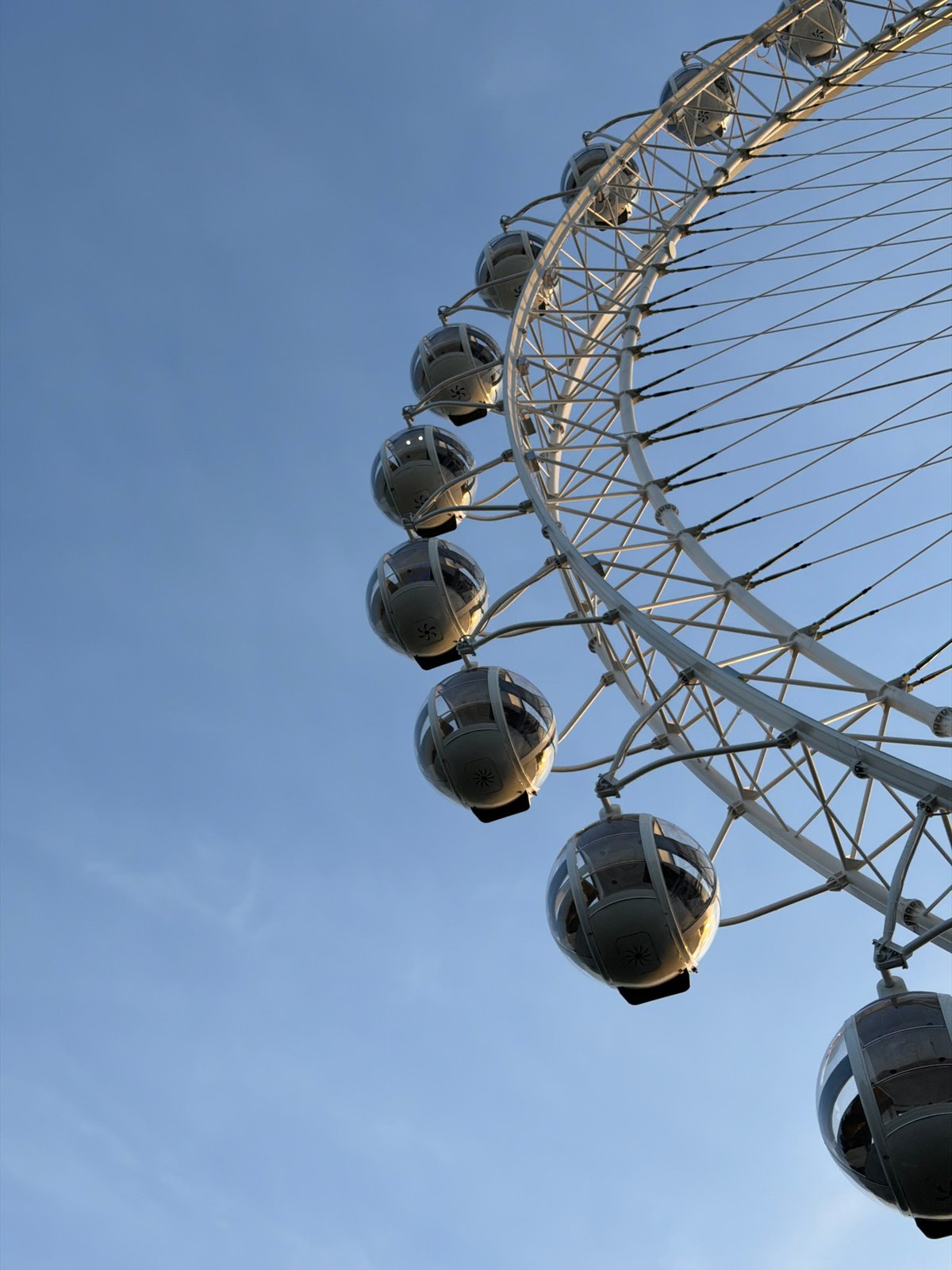Evening visit to Saint Petersburg amusement park documented in detail