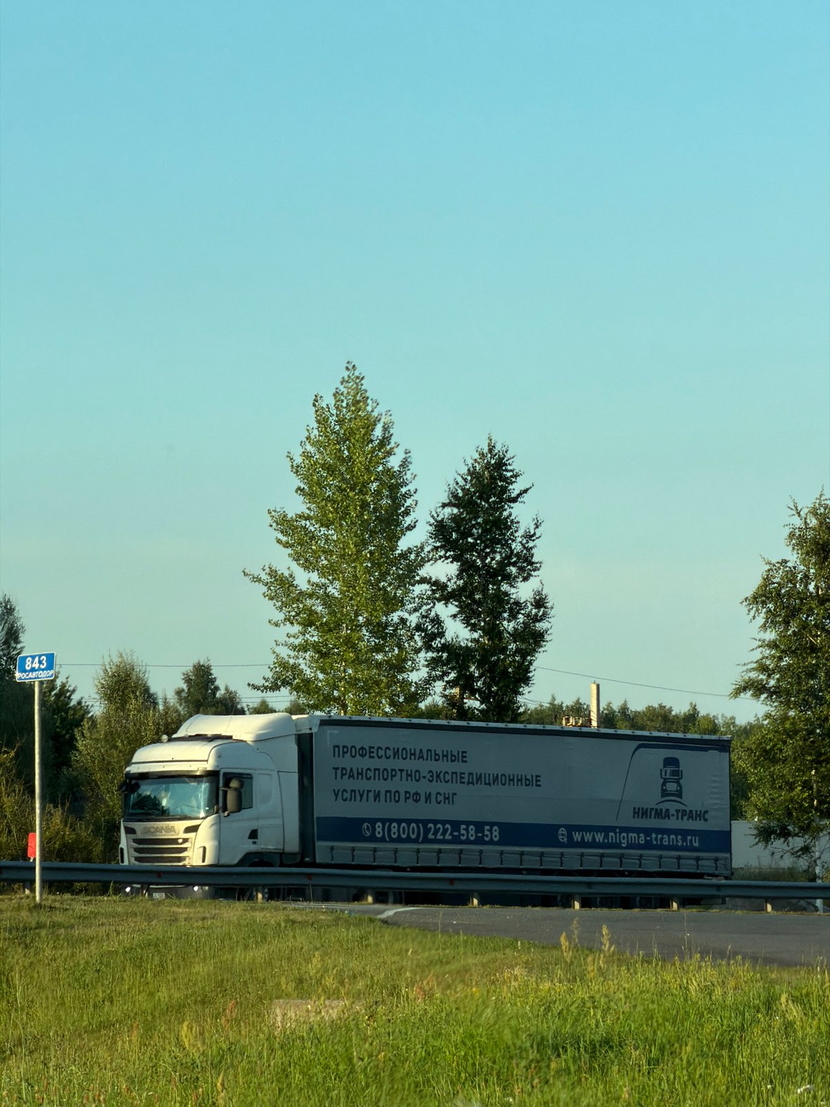 Trucks, cars, and a roadside stop in Kazan