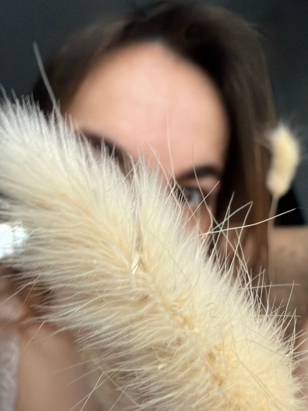 Woman poses with dried flowers in artistic photo session