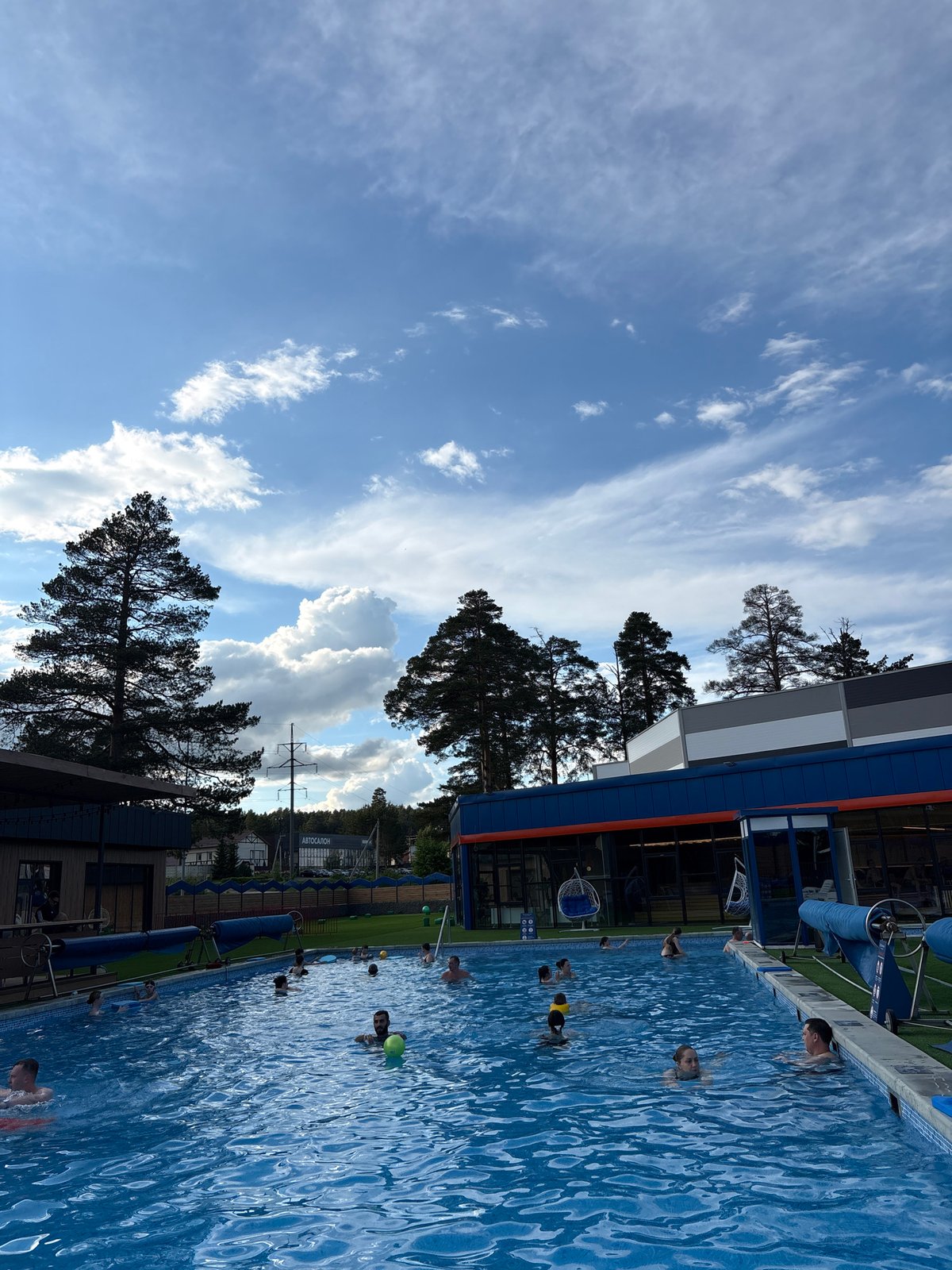 Families enjoy sunny afternoon at Votkinsk swimming facility