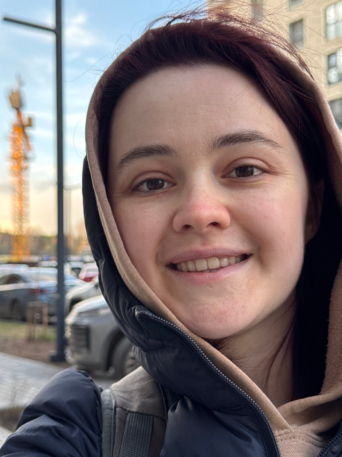 Woman documents afternoon stroll with child through Izhevsk waterfront