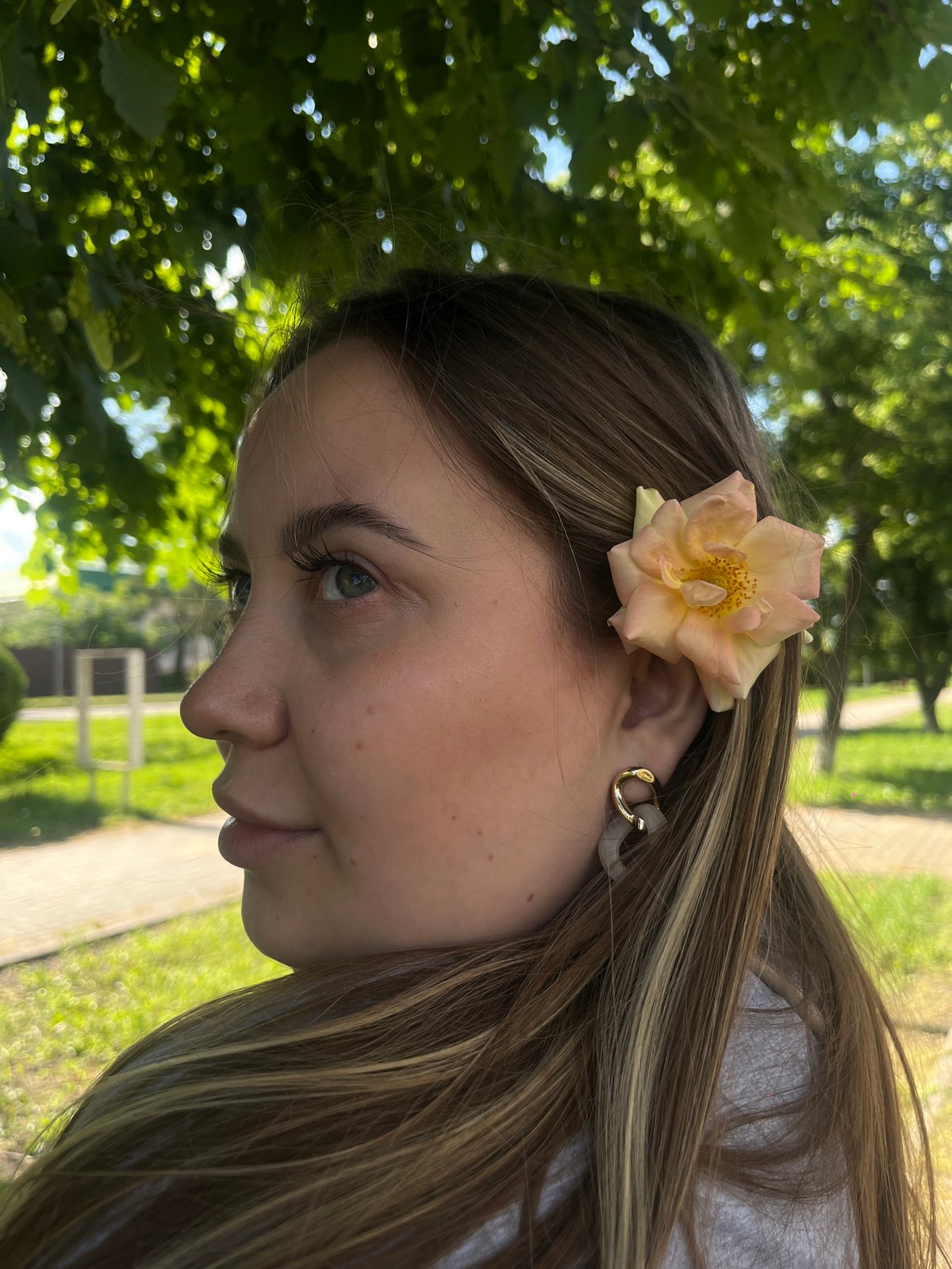 Young woman spotted twice in Novopokrovskaya during afternoon