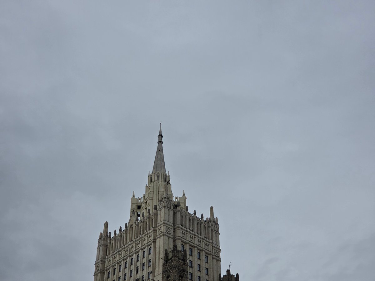 Smolenskaya metro area: architecture, sculpture, and street level