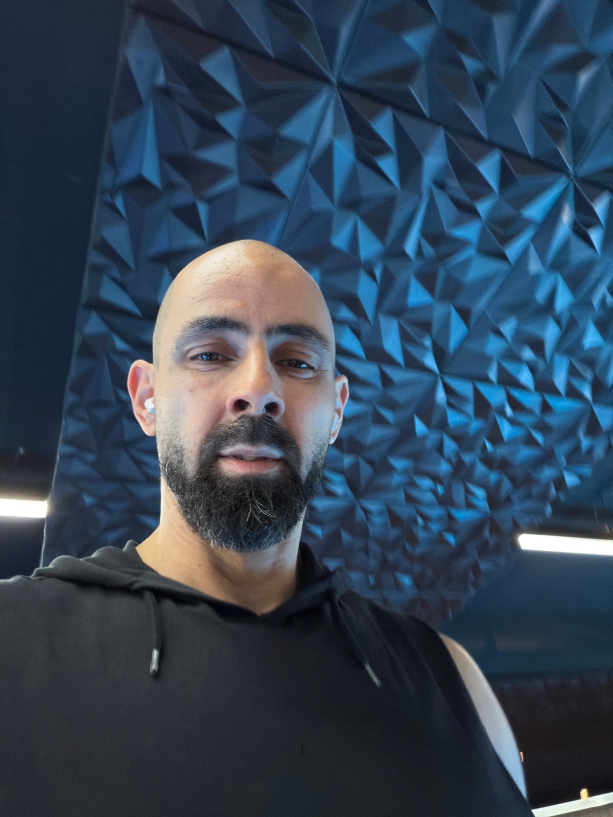 Man documents morning gym routine in Plovdiv through selfies