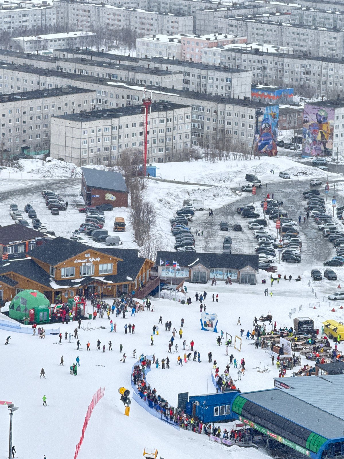 Skiing activity documented at Russian resort during snowfall