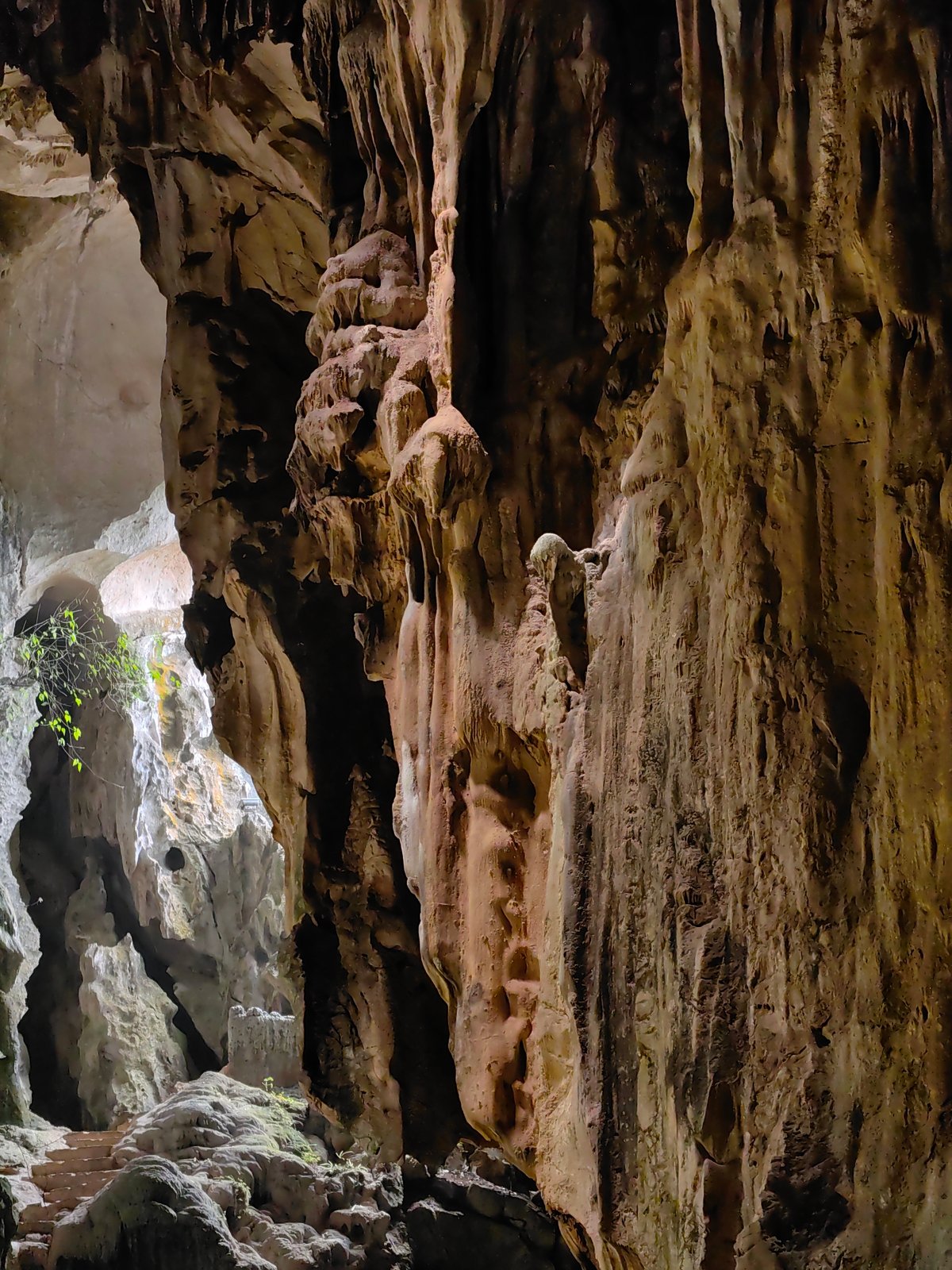 Tourist explores Tam Thanh Cave in Lạng Sơn Vietnam
