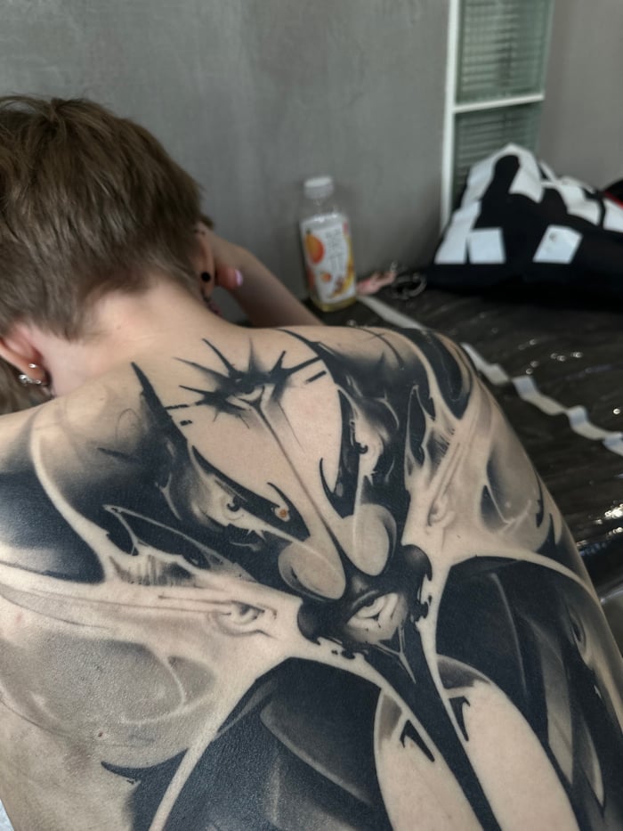Person observed at tattoo studio in Moscow