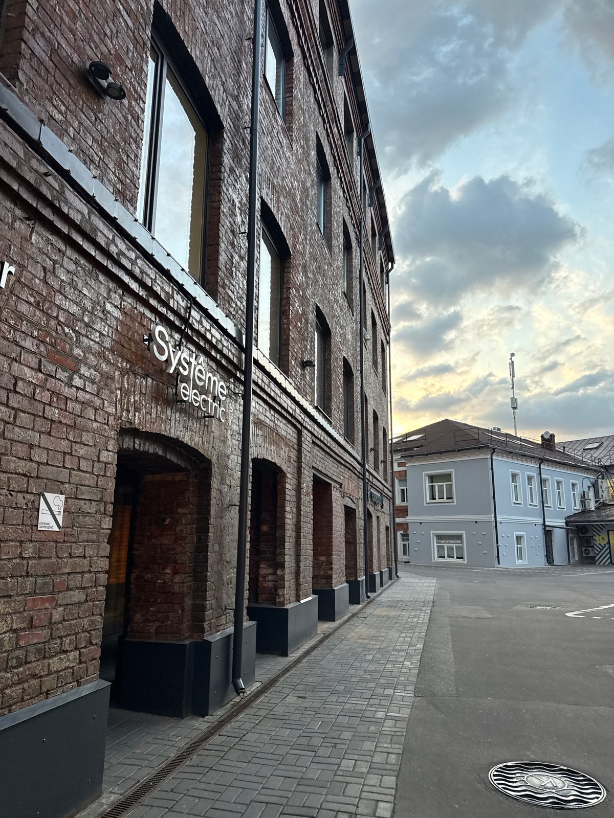 Evening street-level tour through a creative Moscow neighborhood district