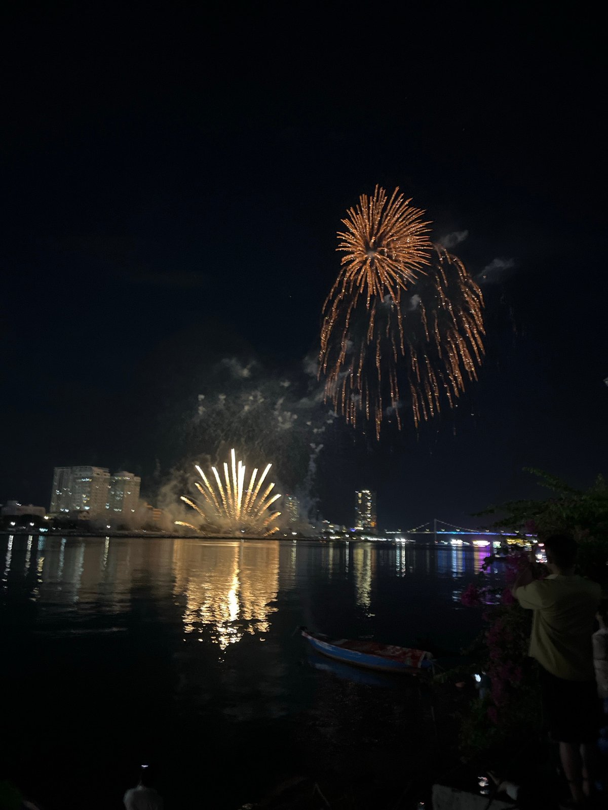 Colorful fireworks display lights up Han River in Đà Nẵng
