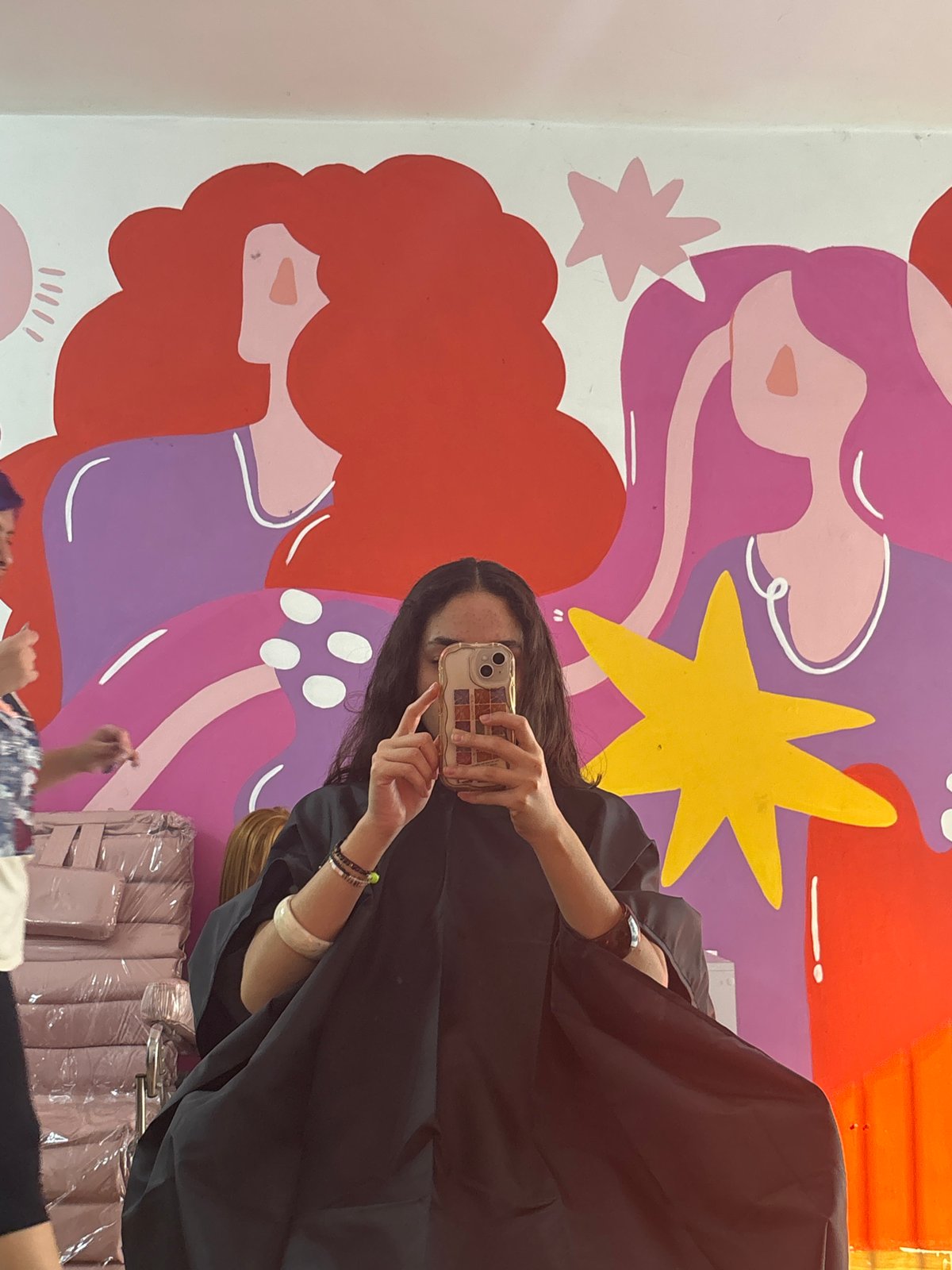 Person takes mirror selfie at Veracruz salon