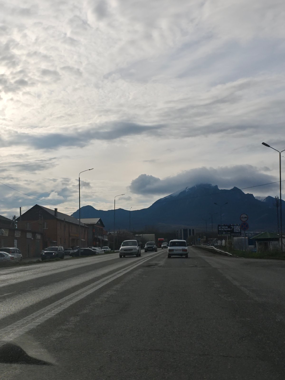 Street scene captured in Inozemtsevo with mountains backdrop