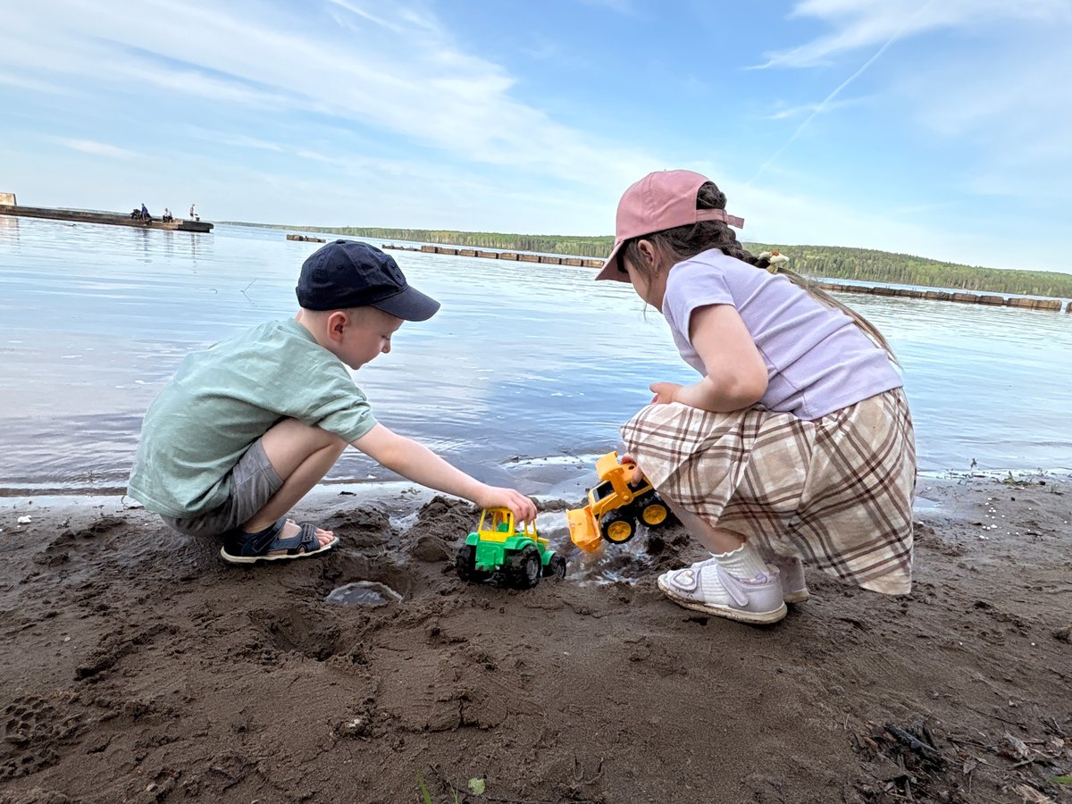 Family waterfront outing documented in Chaikovsky, Russia