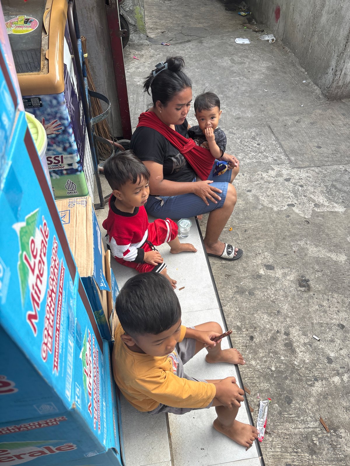 Everyday life in a North Jakarta alley and warung
