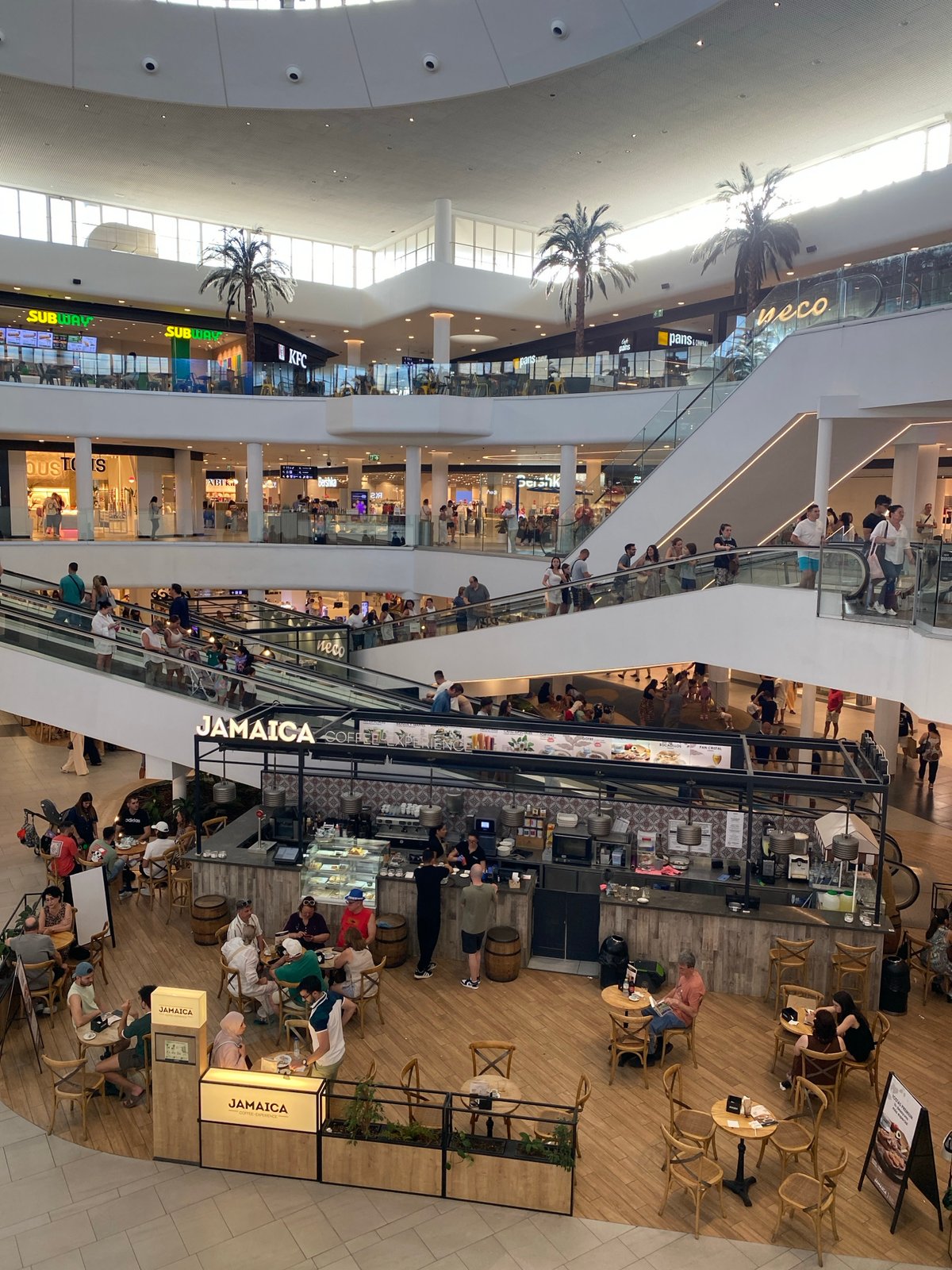 Shopping mall afternoon near Valencia's City of Arts and Sciences