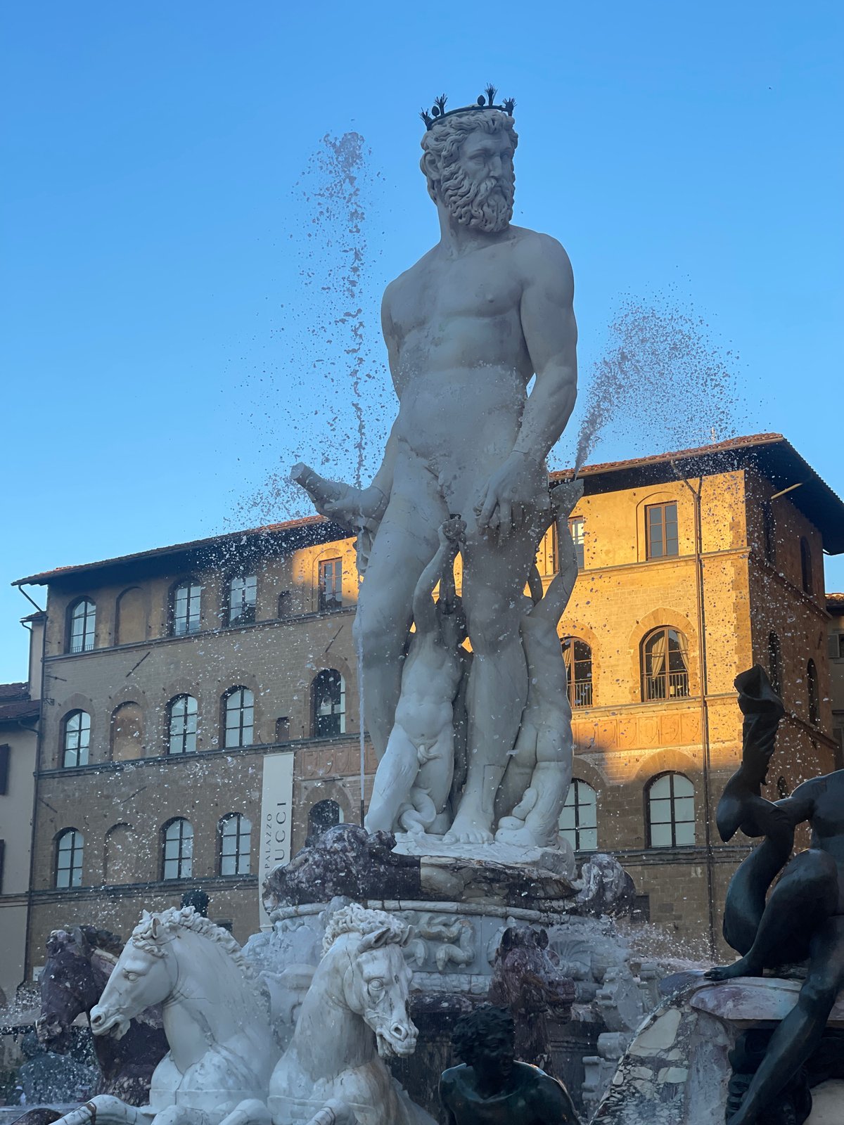 Tourist documents Florence's Piazza della Signoria monuments in seven minutes