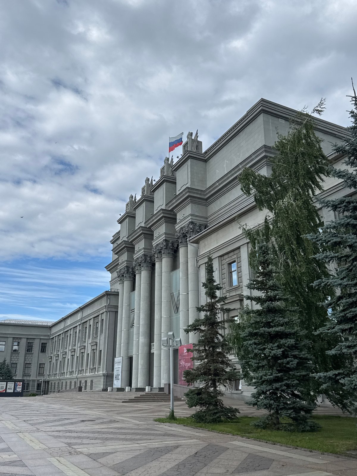 Samara's Opera and Ballet Theatre and its surrounding civic space