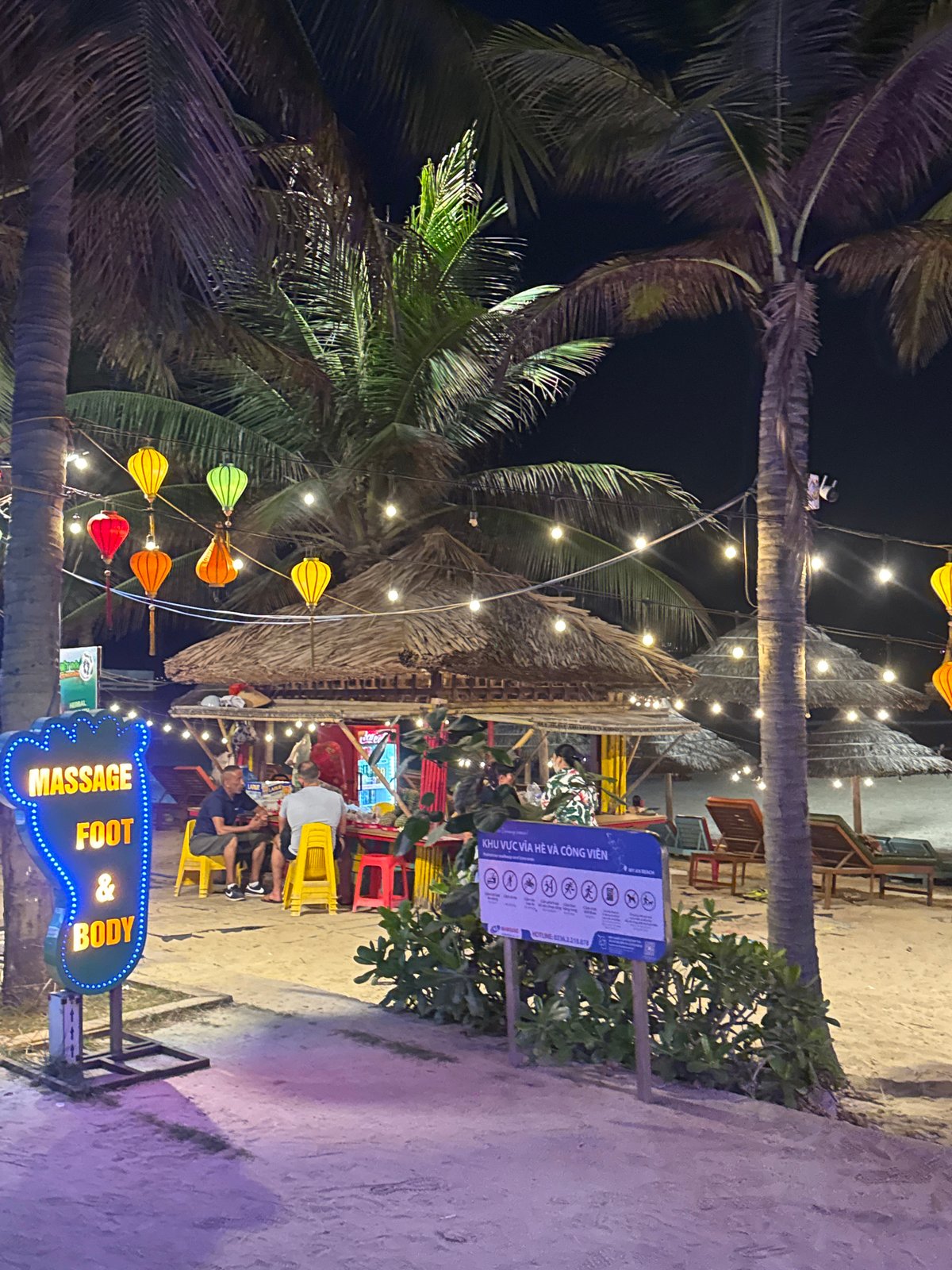Nighttime beachfront activity documented in Đà Nẵng, Vietnam
