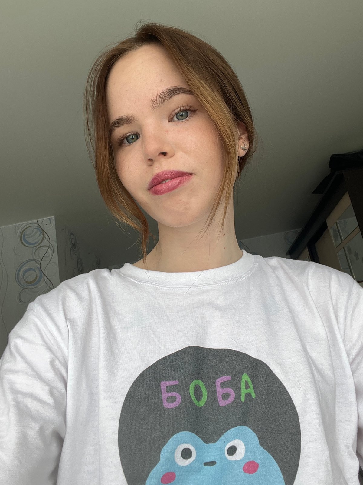 Woman's morning routine captured in Chaikovsky apartment