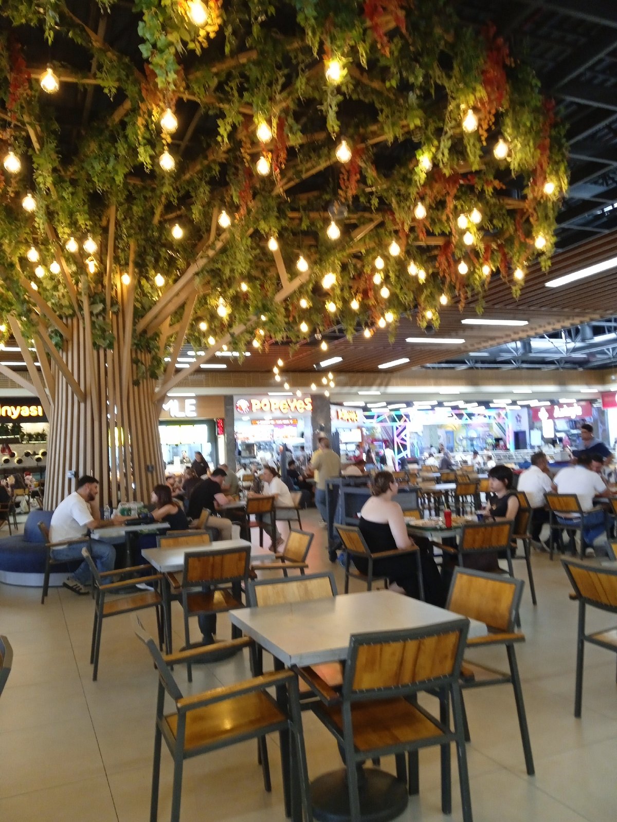 Shopping, browsing, and street scenes across Mersin's Yenişehir and Mezitli districts.