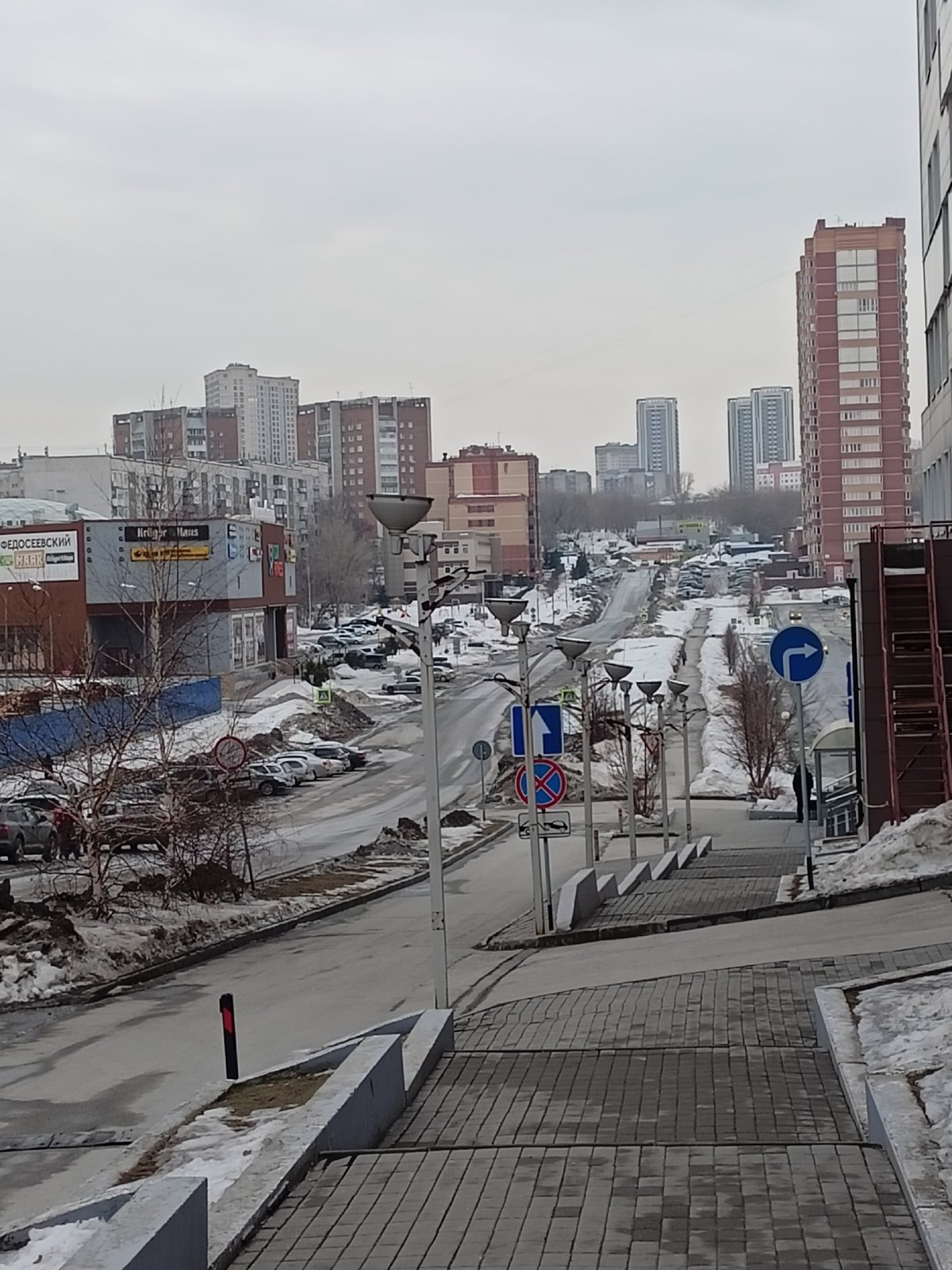 Urban scenes documented across Novosibirsk during overcast spring weather