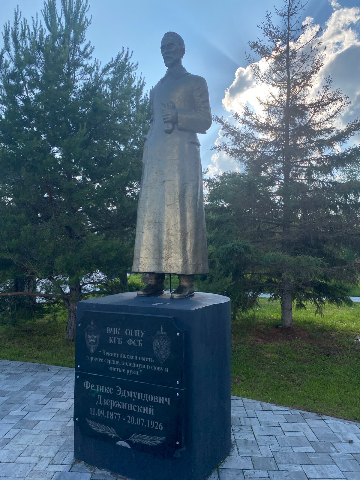 Visitor documents military monuments across Tyumen parks