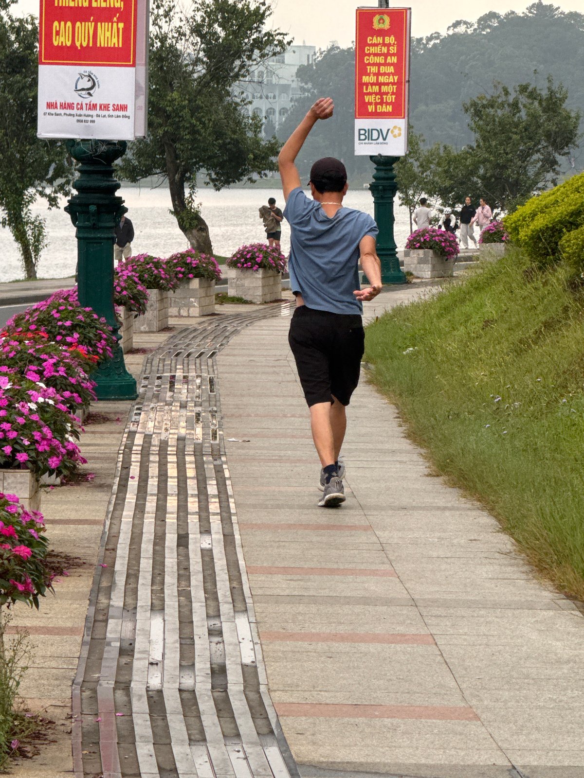 Evening activity along Da Lat's Xuan Huong Lake path
