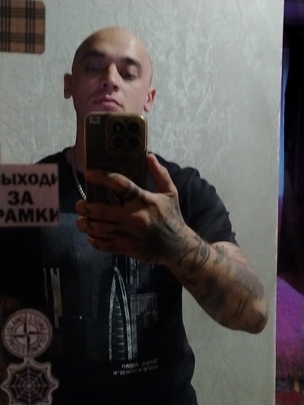 Mirror selfies in a decorated room with Russian graffiti nearby