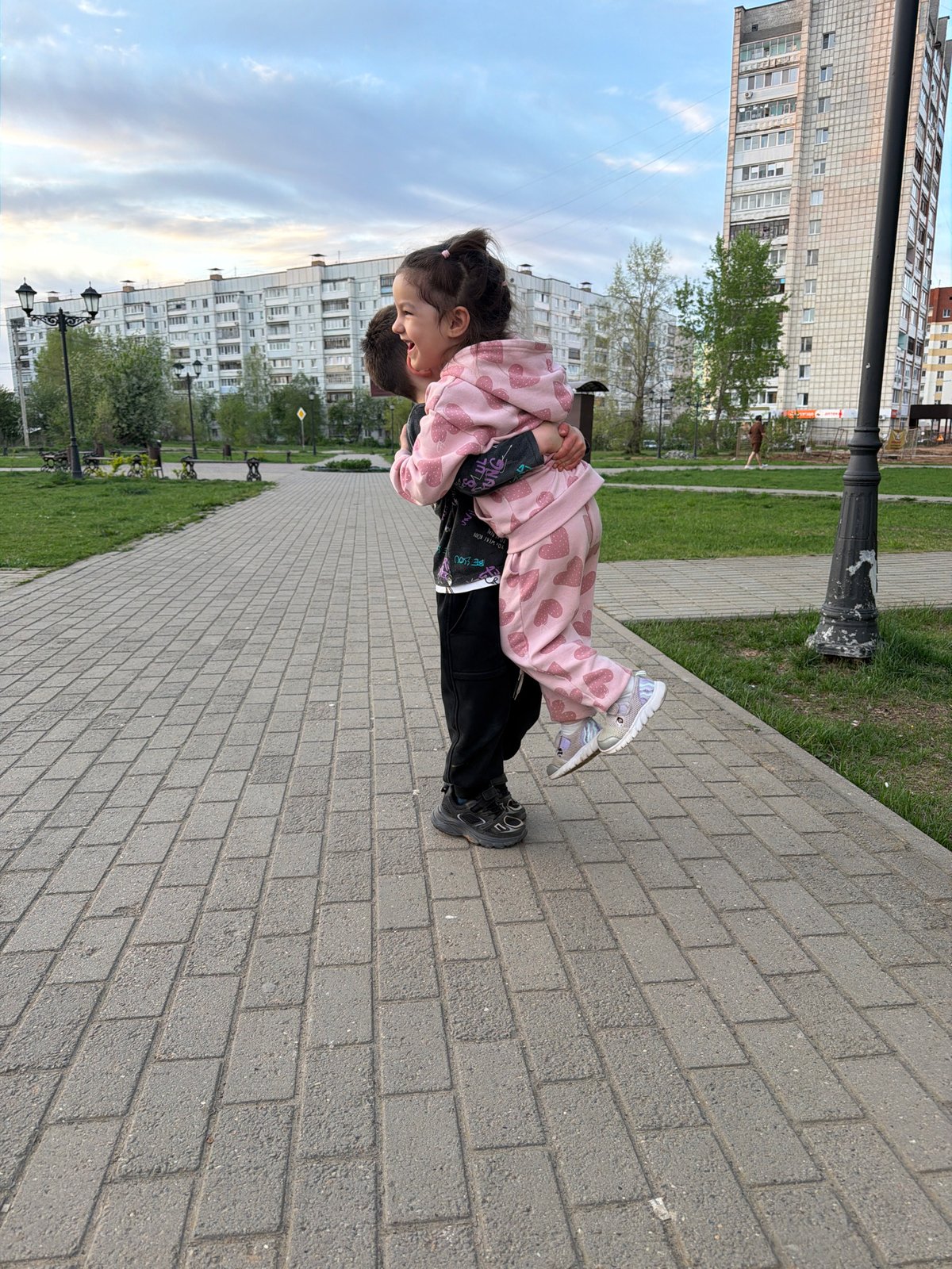 Spring afternoon life captured across Chaikovsky, Russia neighborhoods