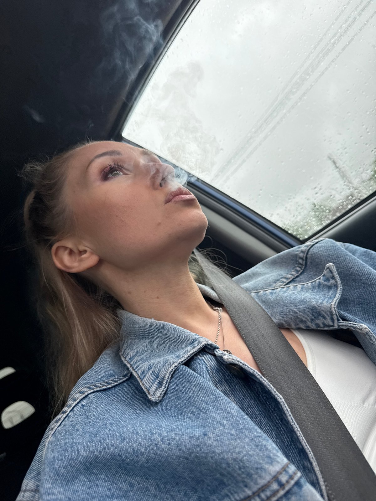Woman smoking in car observed in Chaikovsky, Russia
