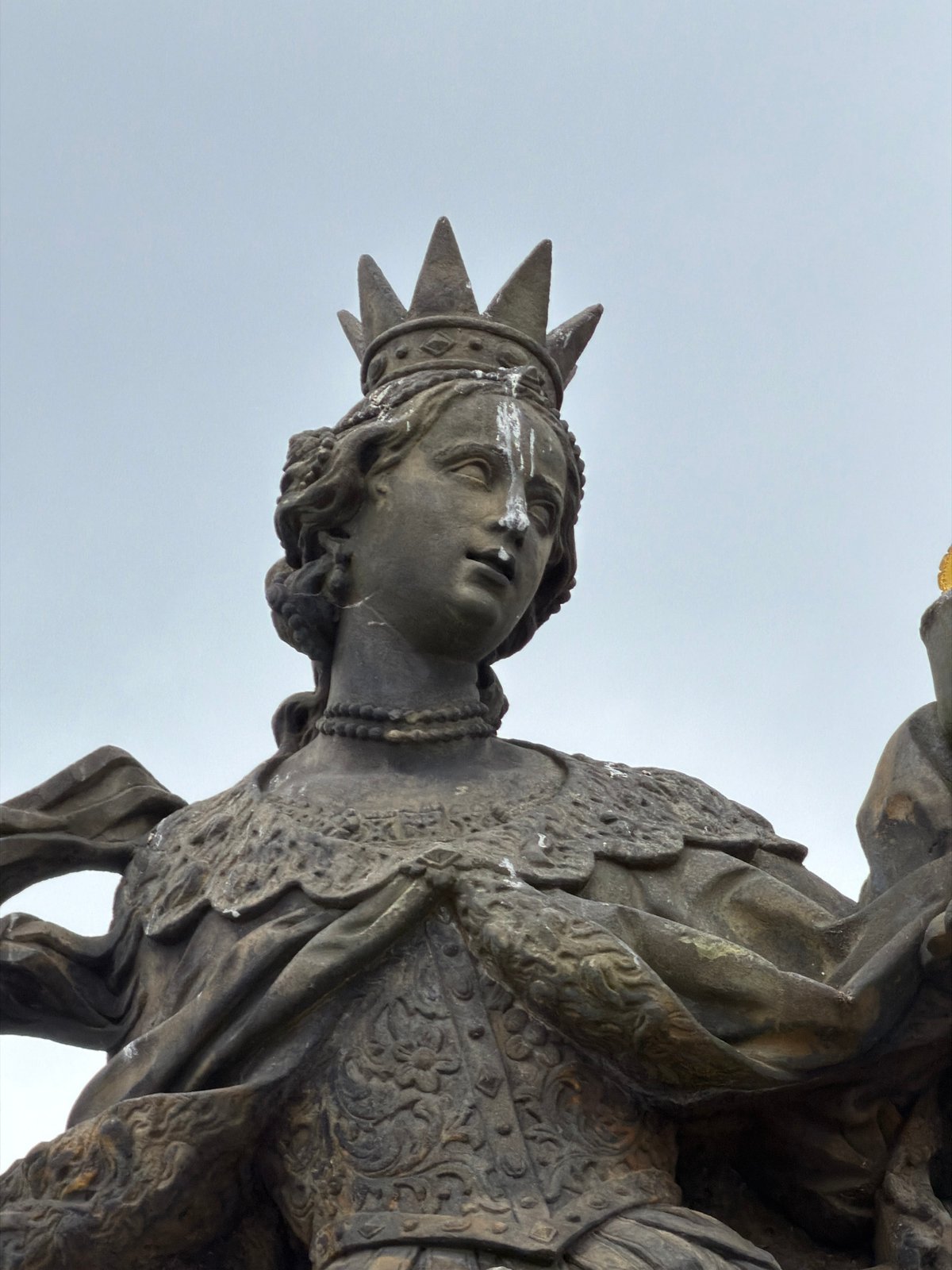 Crowned stone statue with white face marking observed in Prague