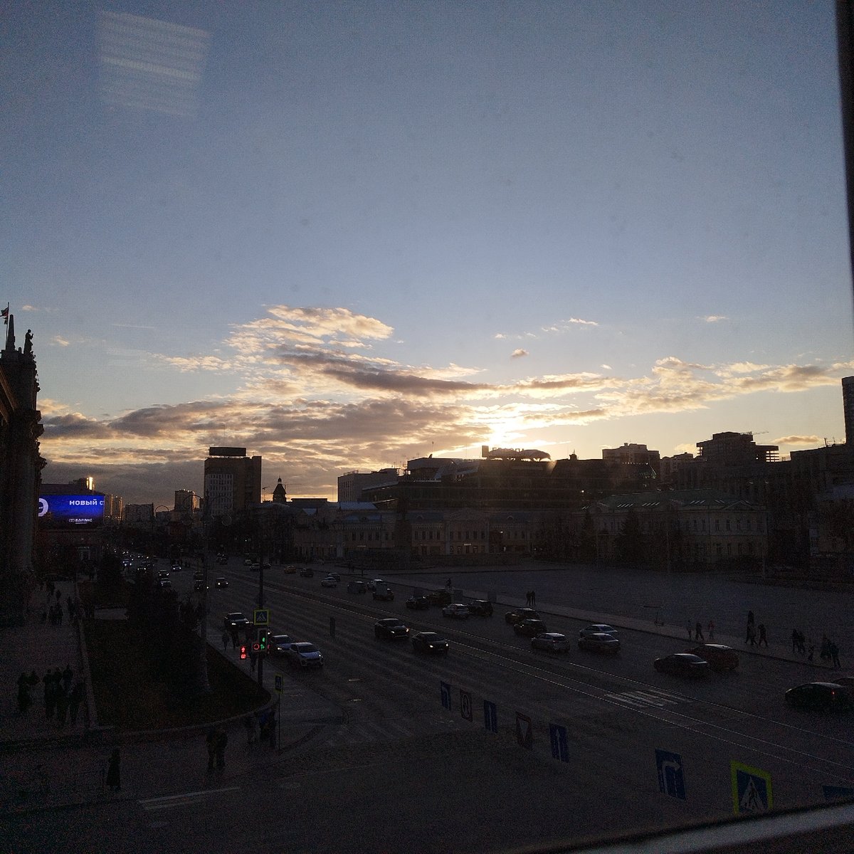 Ordinary urban moments captured in Yekaterinburg during afternoon hours