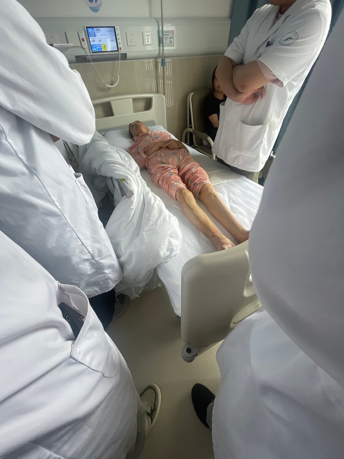 Medical team conducts morning rounds at Yuzhong District hospital